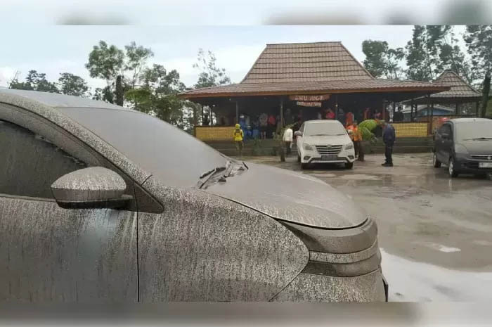 Mobil dan jalan raya di Boyolali terkena dampak dari hujan abu vulkanik.