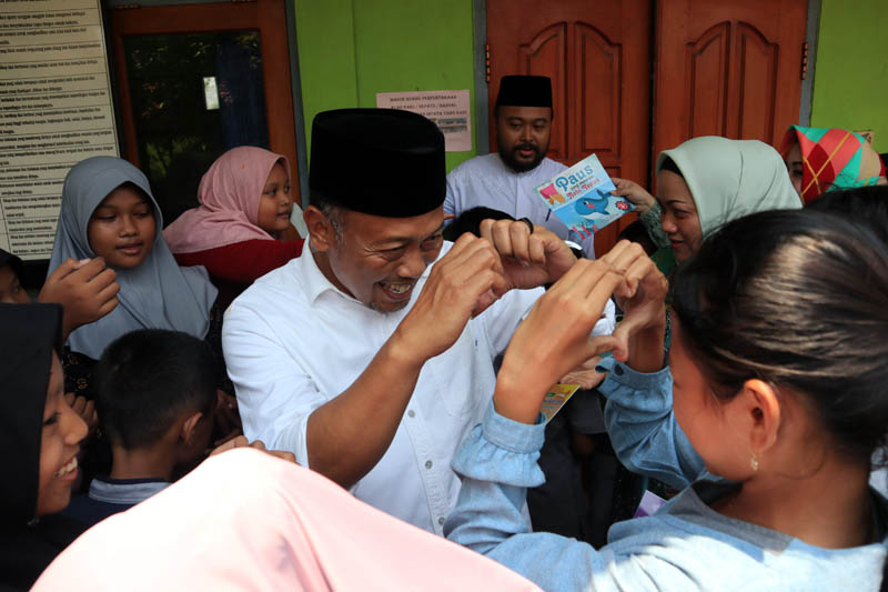 GENERASI EMAS: Anak-anak Ponorogo tampak sumringah saat dikunjungi Bupati Sugiri Sancoko beberapa waktu lalu.