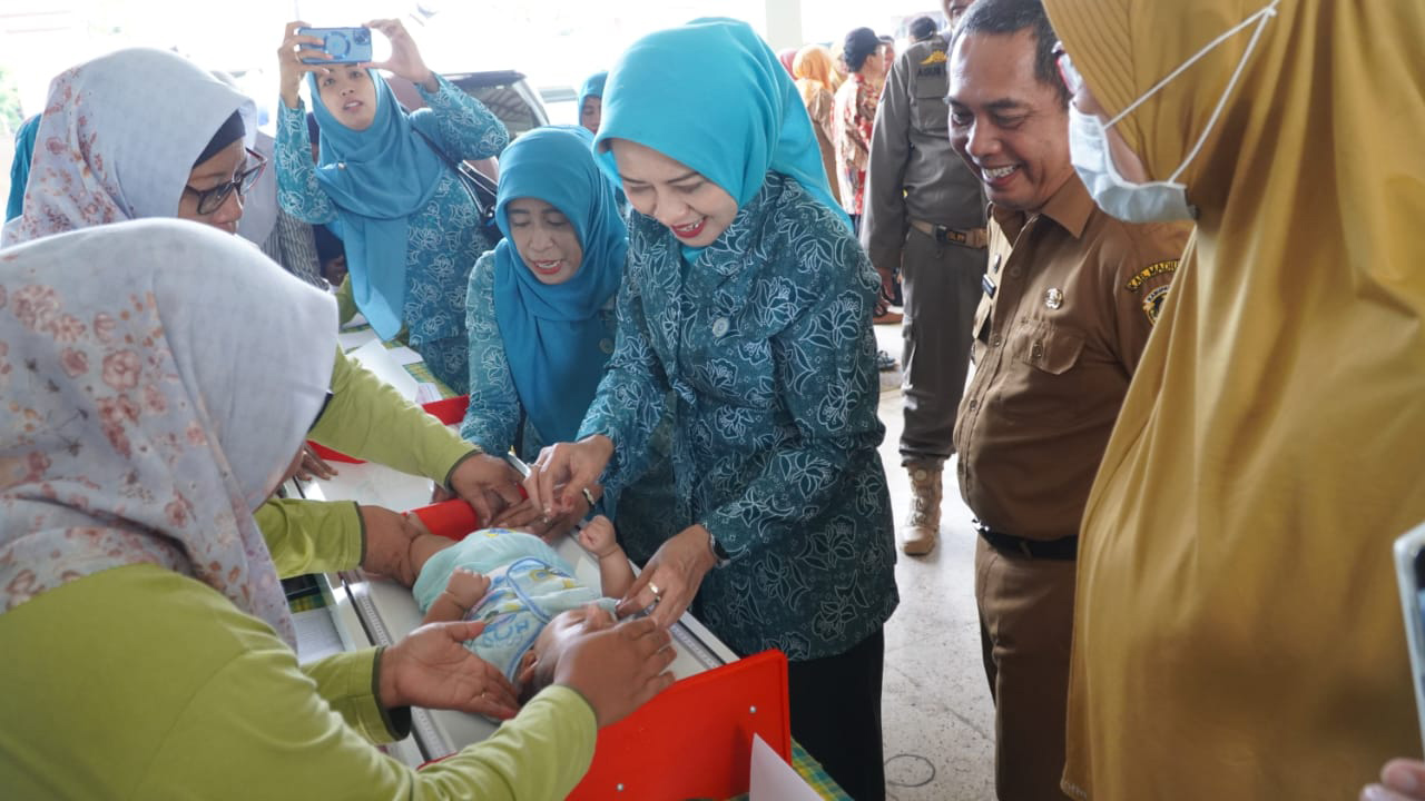 TETES: Sejumlah anak mengikuti Sub Pin Polio di Kantor Desa Kincang, Jiwan, Senin (15/1) lalu. (DOKUMEN RADAR MADIUN)