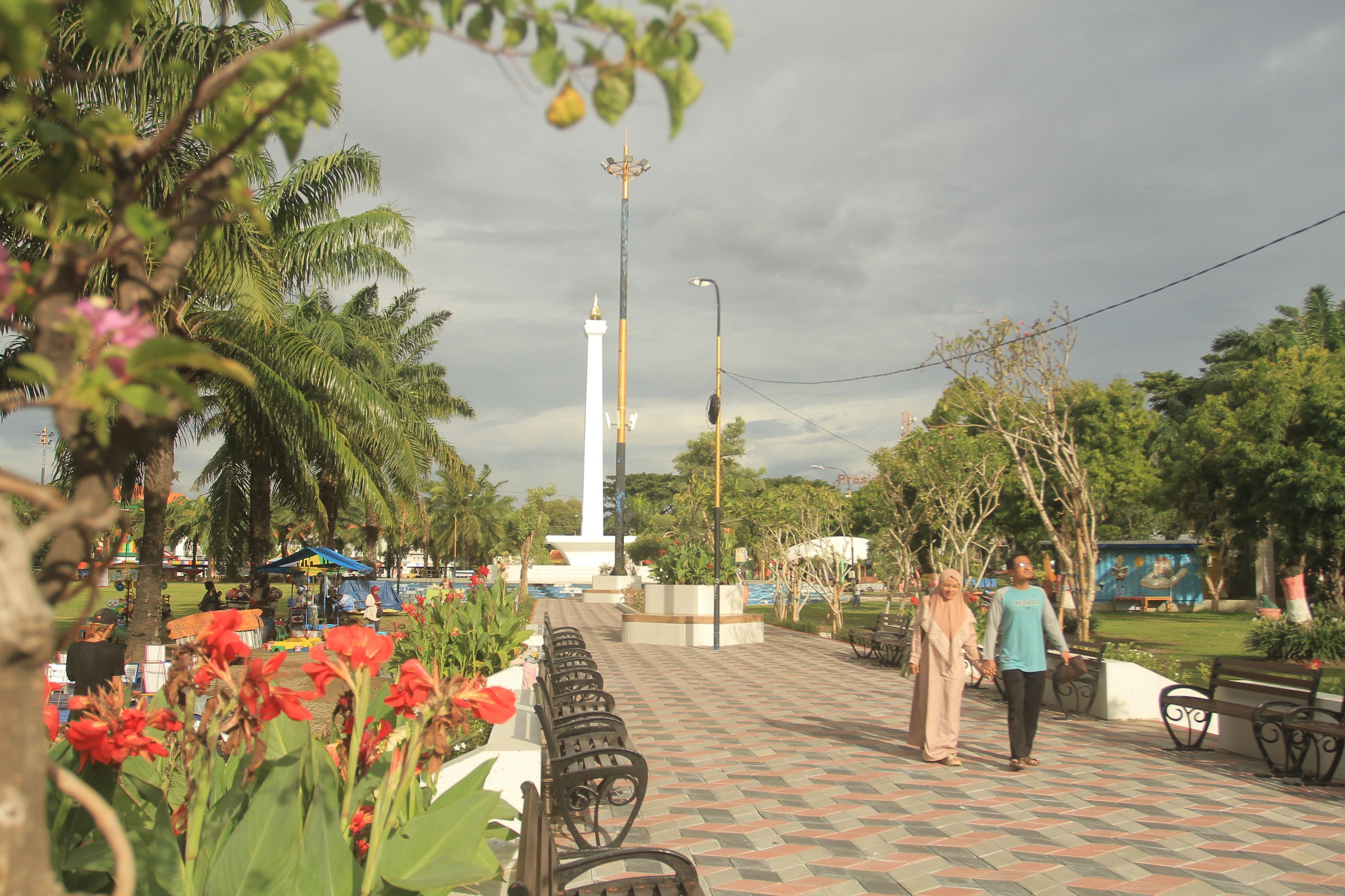 LEBIH ELOK: Alun-Alun Kota Madiun tampak asri dan modern. (BAGAS BIMANTARA/RADAR MADIUN)