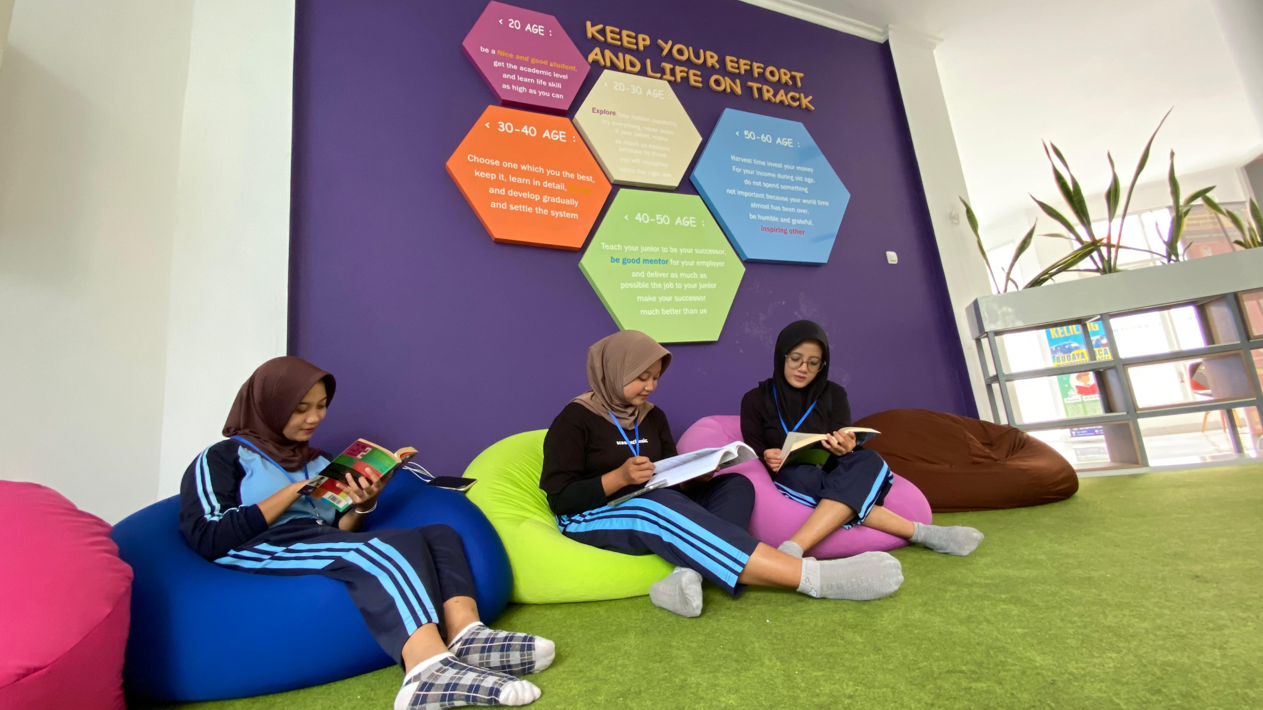 MENINGKAT: Para siswa terlihat menikmati membaca buku di gedung baru Perpusda Kabupaten Madiun. (DIAN RAHAYU/RADAR MADIUN)