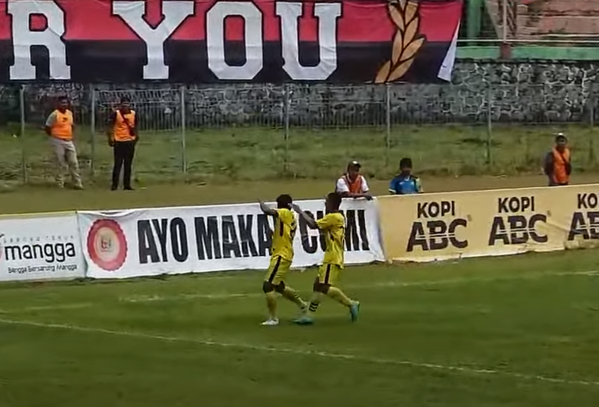 EKSEKUTOR: Rivaldo merayakan golnya dari titik penalti ke gawang Persid Jember, Senin (22/1) siang. (YOUTUBE PSSI JATIM)