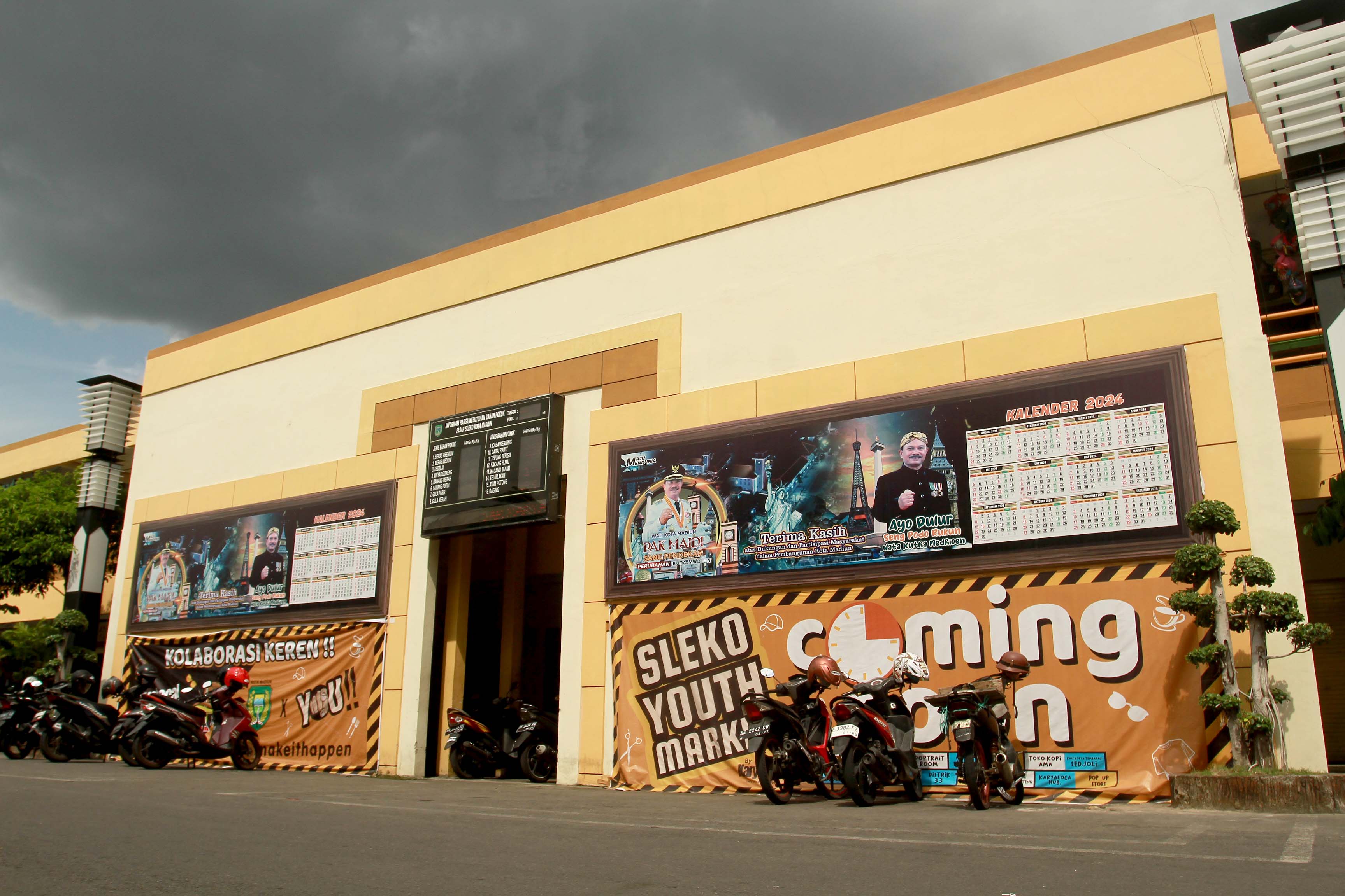 TERUS BERBENAH: Disdag Kota Madiun ingin kawasan sekitar puluhan kios Pasar Sleko tidak becek saat turun hujan.&nbsp;(BAGAS BIMANTARA/RADAR MADIUN)