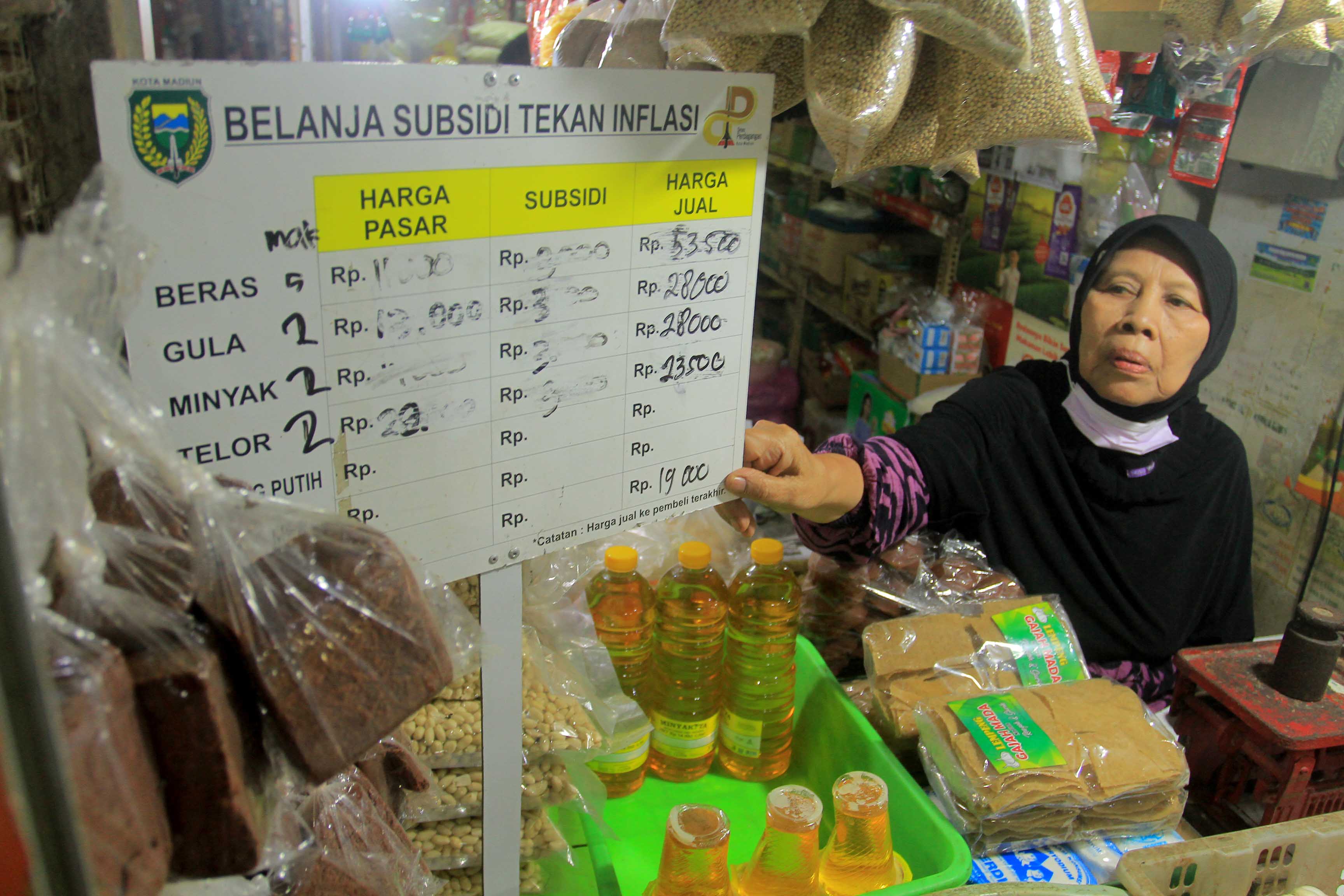 SUBSIDI: Pemkot menyiapkan subsidi untuk bahan pokok, khusus warga Kota Madiun. (BAGAS BIMANTARA/RADAR MADIUN)