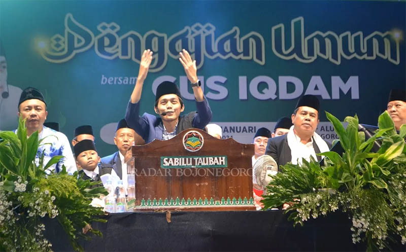BERSALAWAT: Gus Iqdam mengajak jamaah di Alun-Alun Bojonegoro melantunkan salawat dan saling menjaga kerukunan meski beda pilihan di tahun politik.
