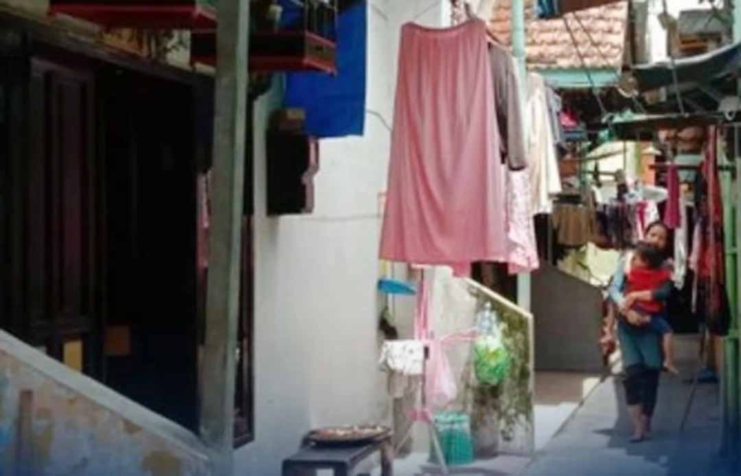 Pelaku menyasar pakaian dalam perempuan yang dijemur di luar rumah. (Instagram/@malangraya_info)