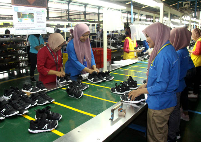 Ilustrasi foto: Salah satu aktivitas industri pabrik sepatu di Ngawi. Pihak Adidas berniat tanam modal di Bumi Orek-Orek.