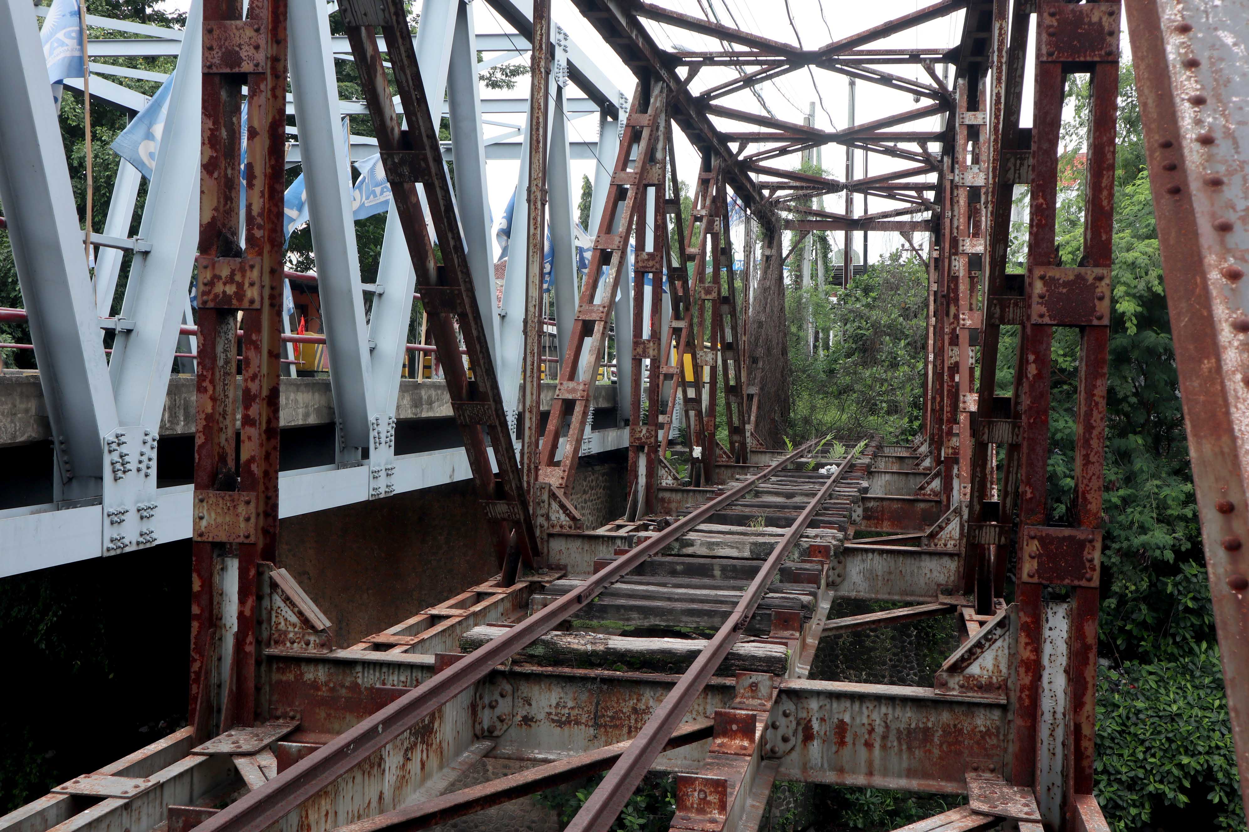 JALUR LAWAS: Penampakan sisa-sia rel kereta api jalur Madiun-Ponorogo di samping Jembatan Mlilir.