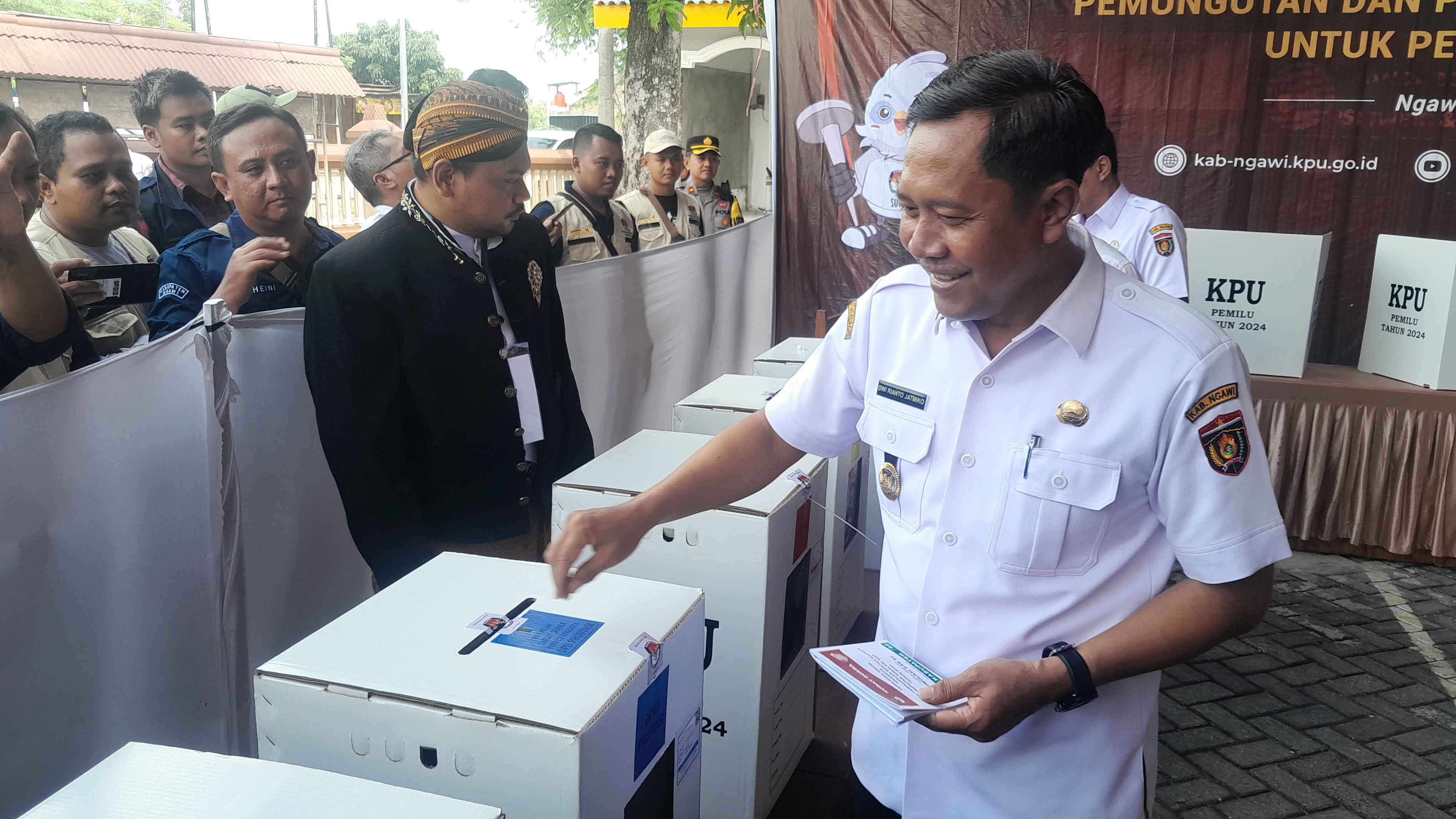 MENUJU PEMILU: Suasana simulasi coblosan di TPS 08, Desa Watualang, Kecamatan Ngawi, Rabu (24/1) kemarin.