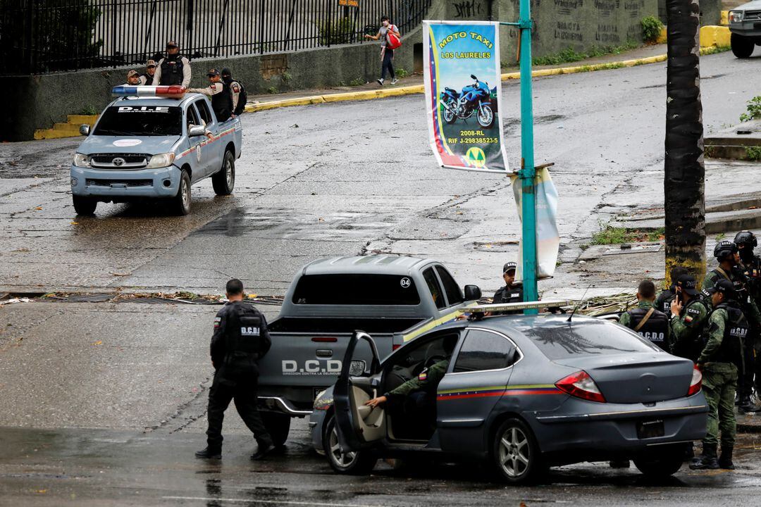 Sejumlah polisi di Caracas, Venezuela, berjaga usai terjadi bentrok antar-geng. (Reuters)