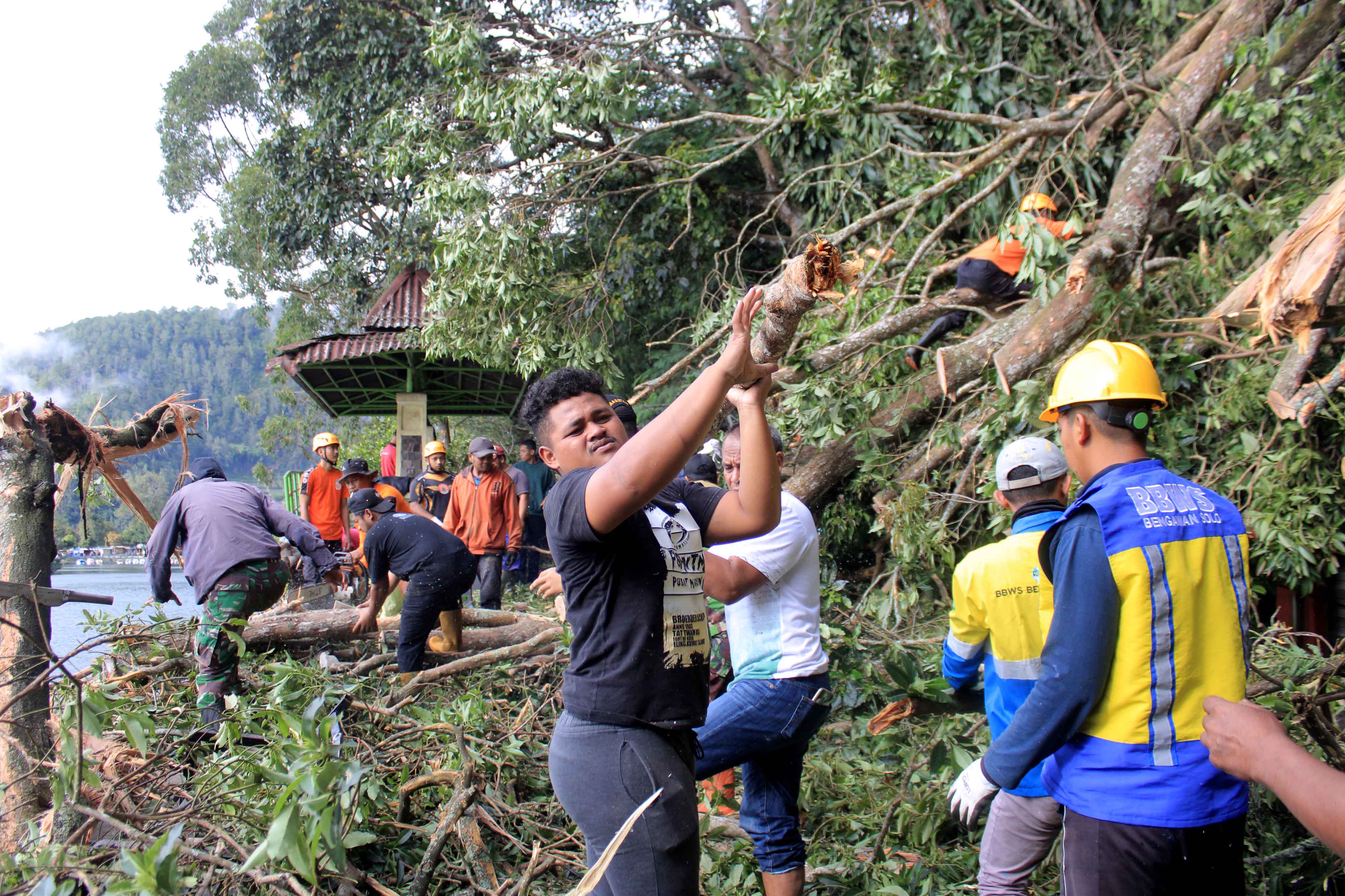 RUSAK: Dua warung milik pedagang di kawasan wisata Telaga Sarangan rusak tertimpa pohon yang tumbang, Rabu (24/1).