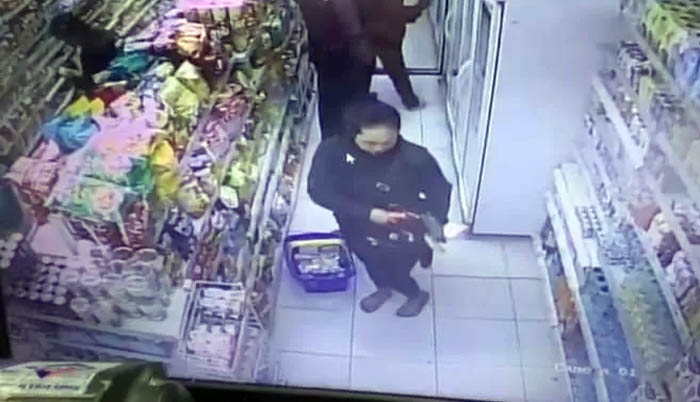 KETAHUAN: Tangkapan layar CCTV yang menunjukkan sosok wanita yang mencuri di minimaket di Kecamatan Wonosari, Kabupaten Malang.