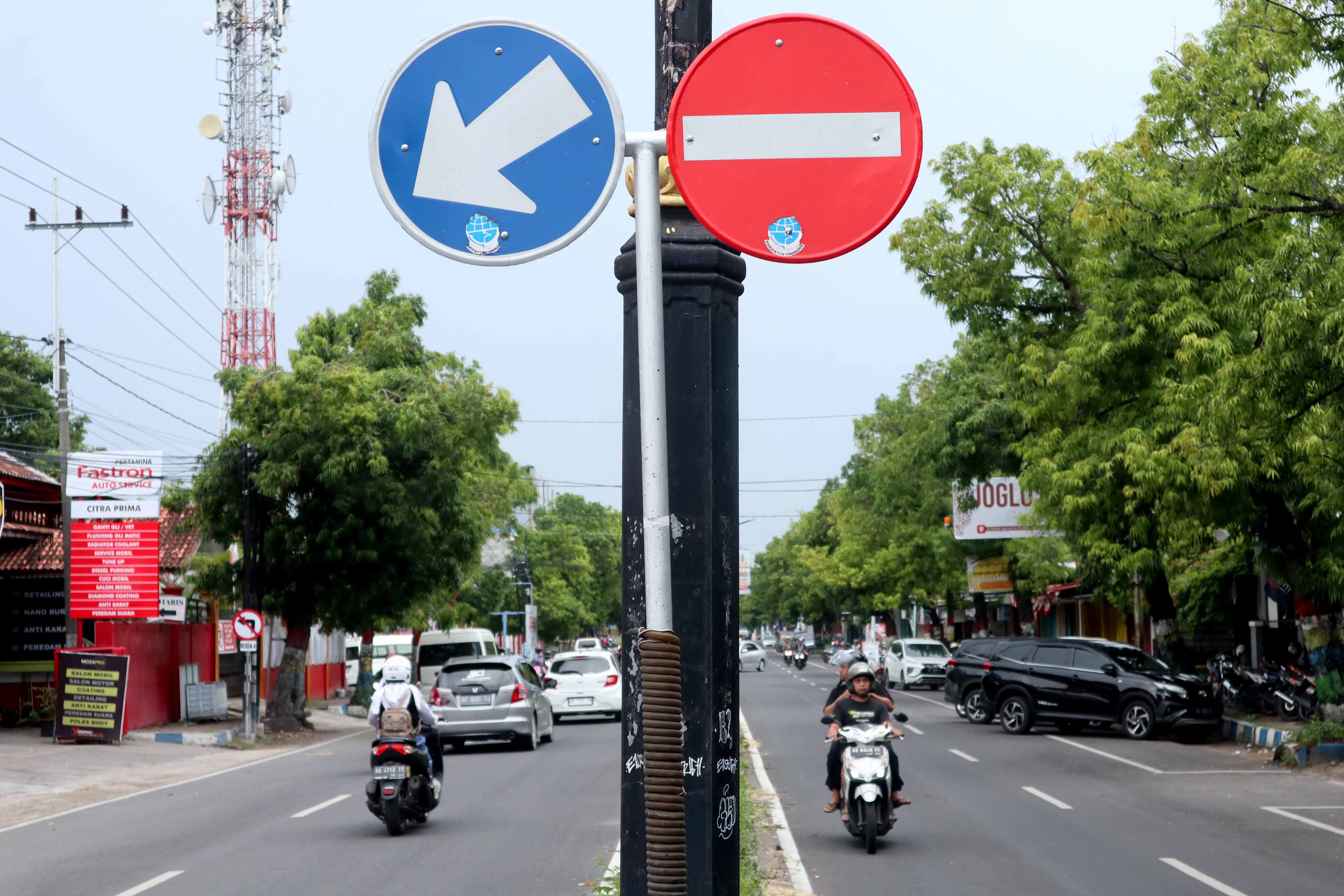 RATA ASPAL: DLH Ponorogo mulai membongkar median Jalan Sultag hari ini (25/1) sebagai persiapan pemberlakuan&nbsp;one way. &nbsp;