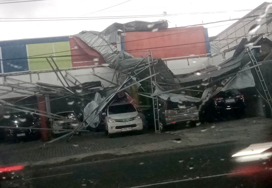 BENCANA HIDROMETEOROLOGI: Salah satu bangunan warga terdampak hujan deras disertai angin yang melanda Ngawi, Rabu (24/1) kemarin.