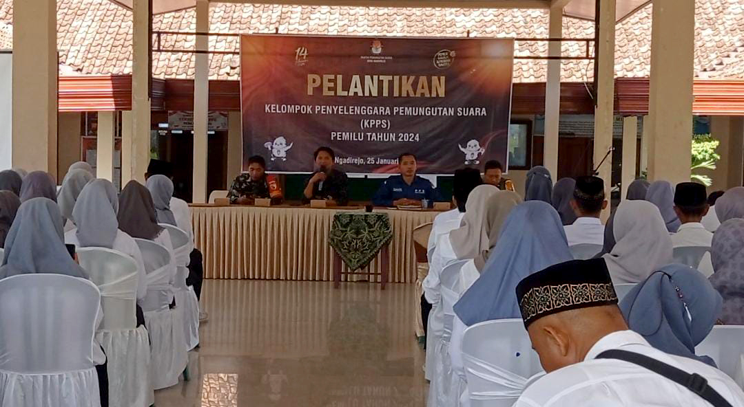 PELANTIKAN: Kegiatan pelantikan KPPS oleh PPS di salah satu desa, Kamis (25/1).&nbsp;(DIAN RAHAYU/RADAR MADIUN)