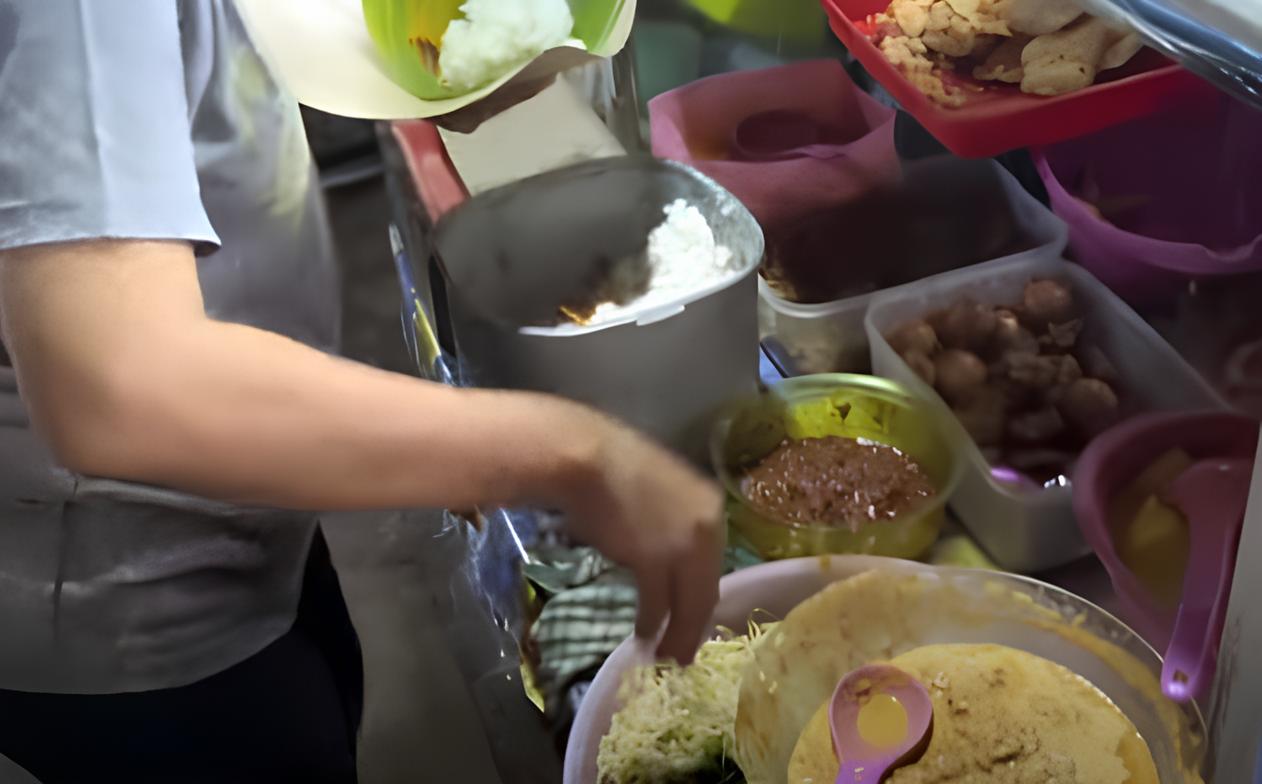Warung pecel Warung Mbak Mariah. (YouTube)