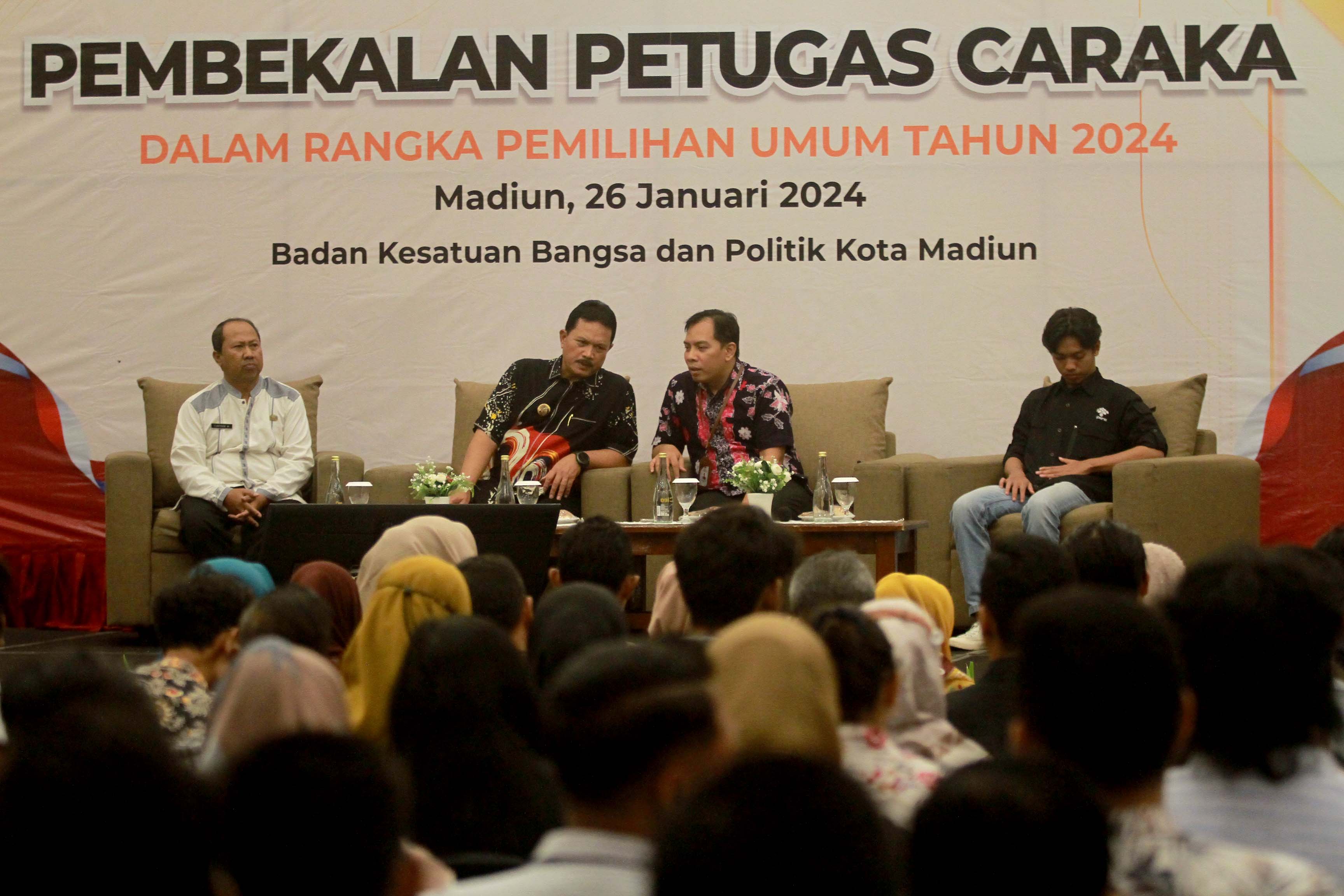 PEMBEKALAN: Wali Kota Maidi saat pembekalan ratusan petugas caraka di Sun Hotel Kota Madiun kemarin.&nbsp;(BAGAS BIMANTARA/RADAR MADIUN)