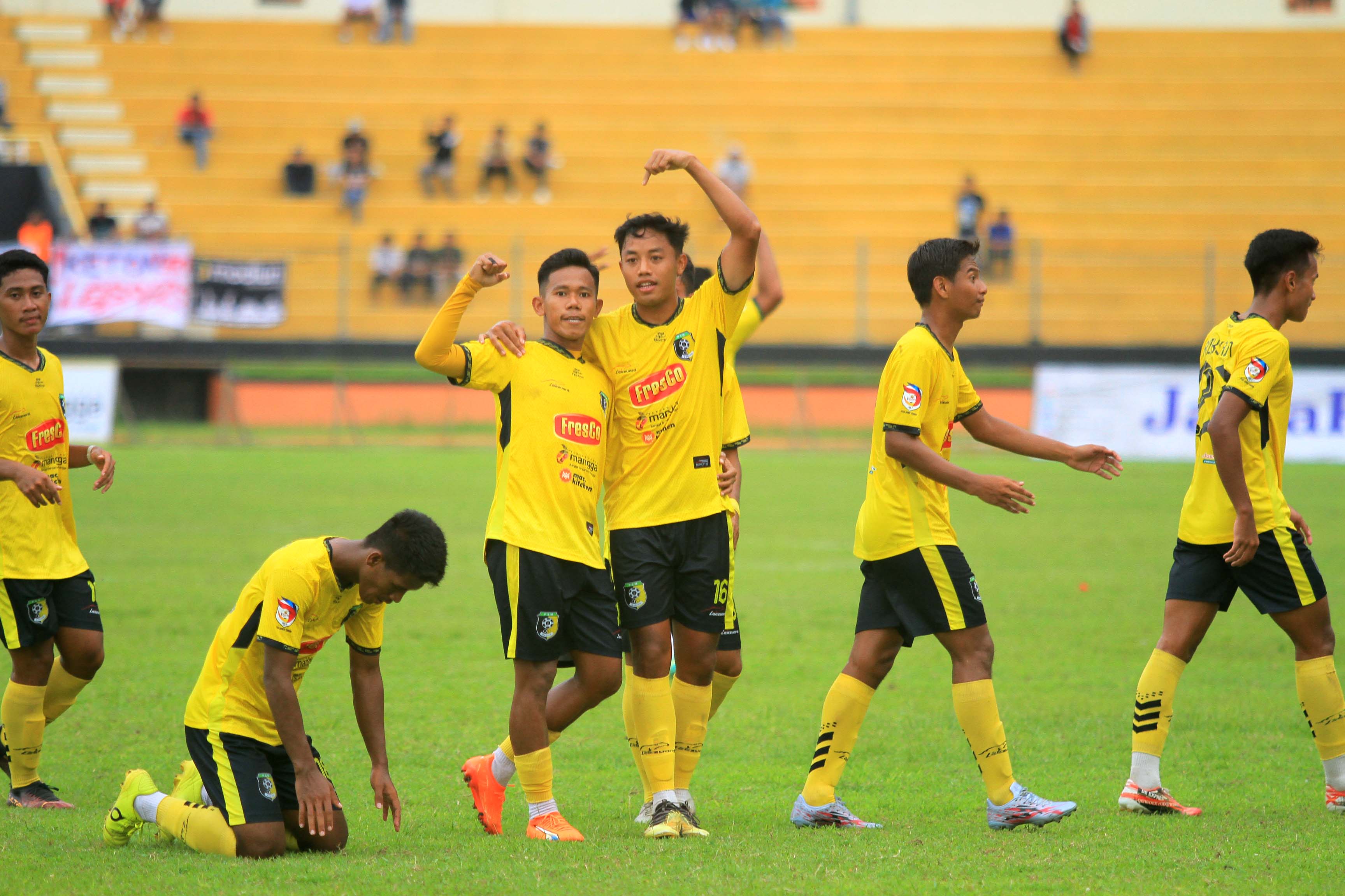 ABSEN: Mochamad Andri Setiawan, Ridwan Pri Handoko dan Rio Fernando Dwi Ardiansyah dikenai sanksi skorsing enam bulan oleh Komdis Asprov PSSI Jatim. (BAGAS BIMANTARA/RADAR MADIUN)