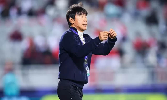 Shin Tae-yong memberi arahan dari pinggir lapangan.