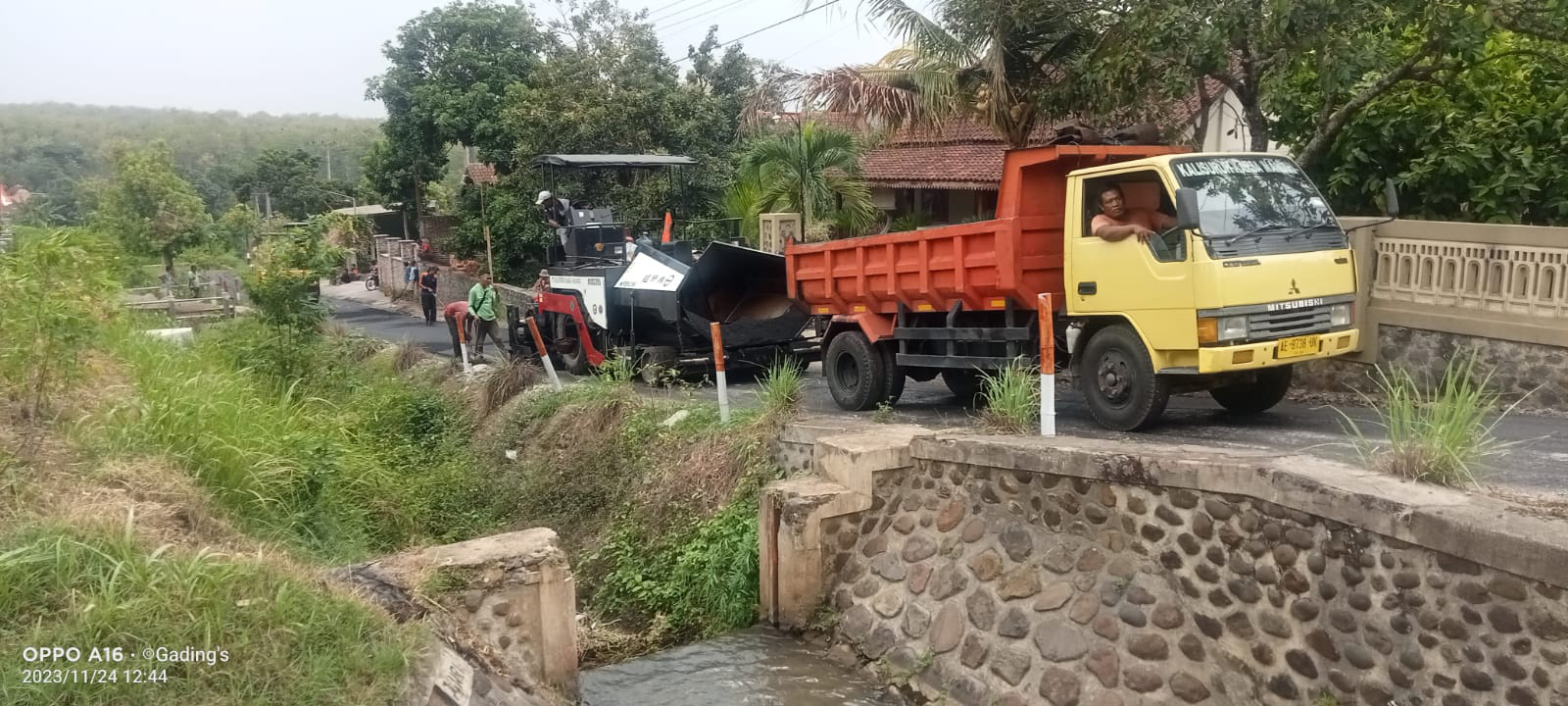PROYEK: Pengerjaan pengaspalan jalan yang dilaksanakan di Desa Brumbun Desember lalu.&nbsp;(PEMDES BRUMBUN)