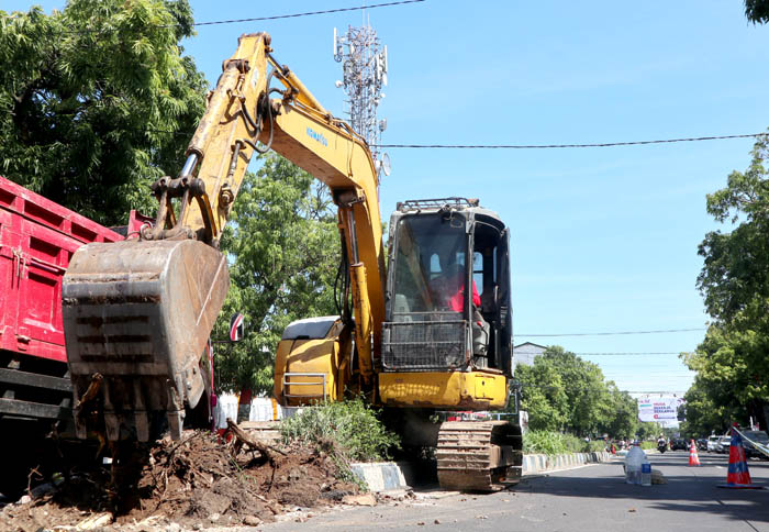 RATAKAN : DLH Ponorogo&nbsp;menerjunkan&nbsp;alat berat&nbsp;menuntaskan pekerjaan pembongkaran&nbsp;median Jalan Sultan Agung, Kamis (25/1) kemarin.