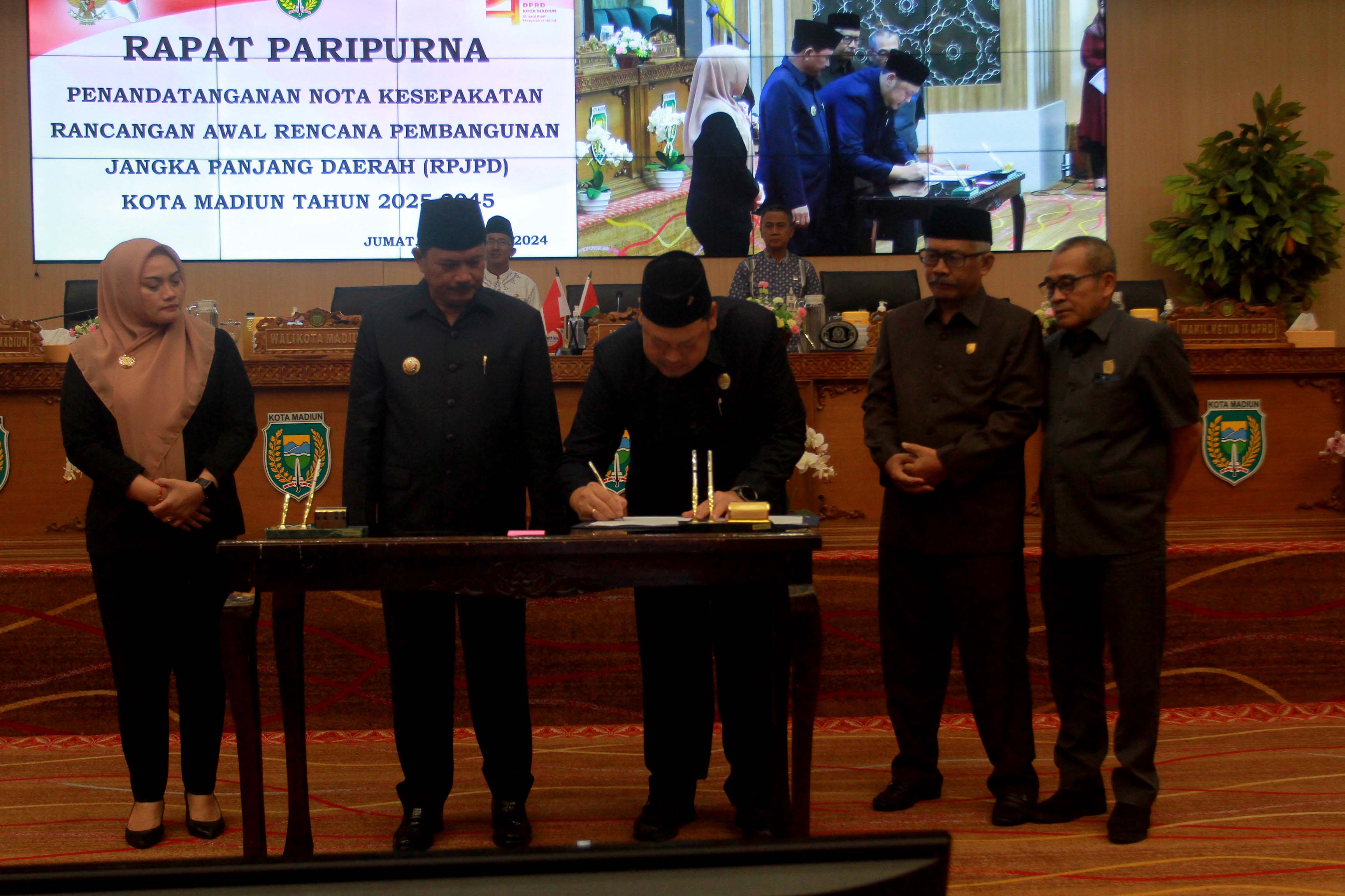 SAH: Legislatif dan eksekutif menyepakati rancangan awal RPJPD 2025-2045 Kota Madiun saat rapat paripurna kemarin (26/1).&nbsp;(BAGAS BIMANTARA/RADAR MADIUN)