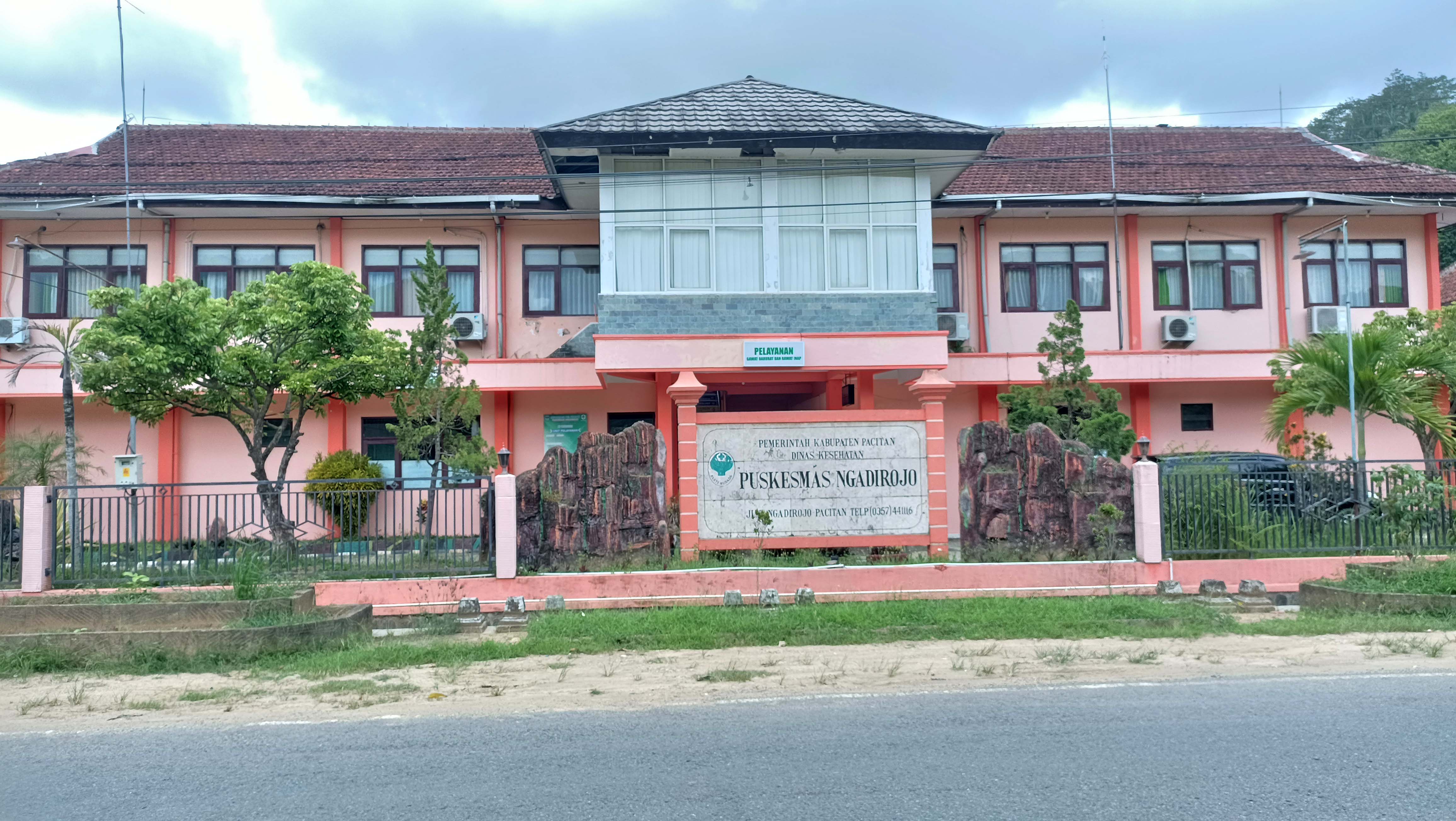 BELUM BERES: Bangunan Puskesmas Ngadirojo menempati lahan aset Pemerintah Desa Cokrokembang. Pemkab Pacitan berencana menukar guling. (NUR CAHYONO/RADAR PACITAN)