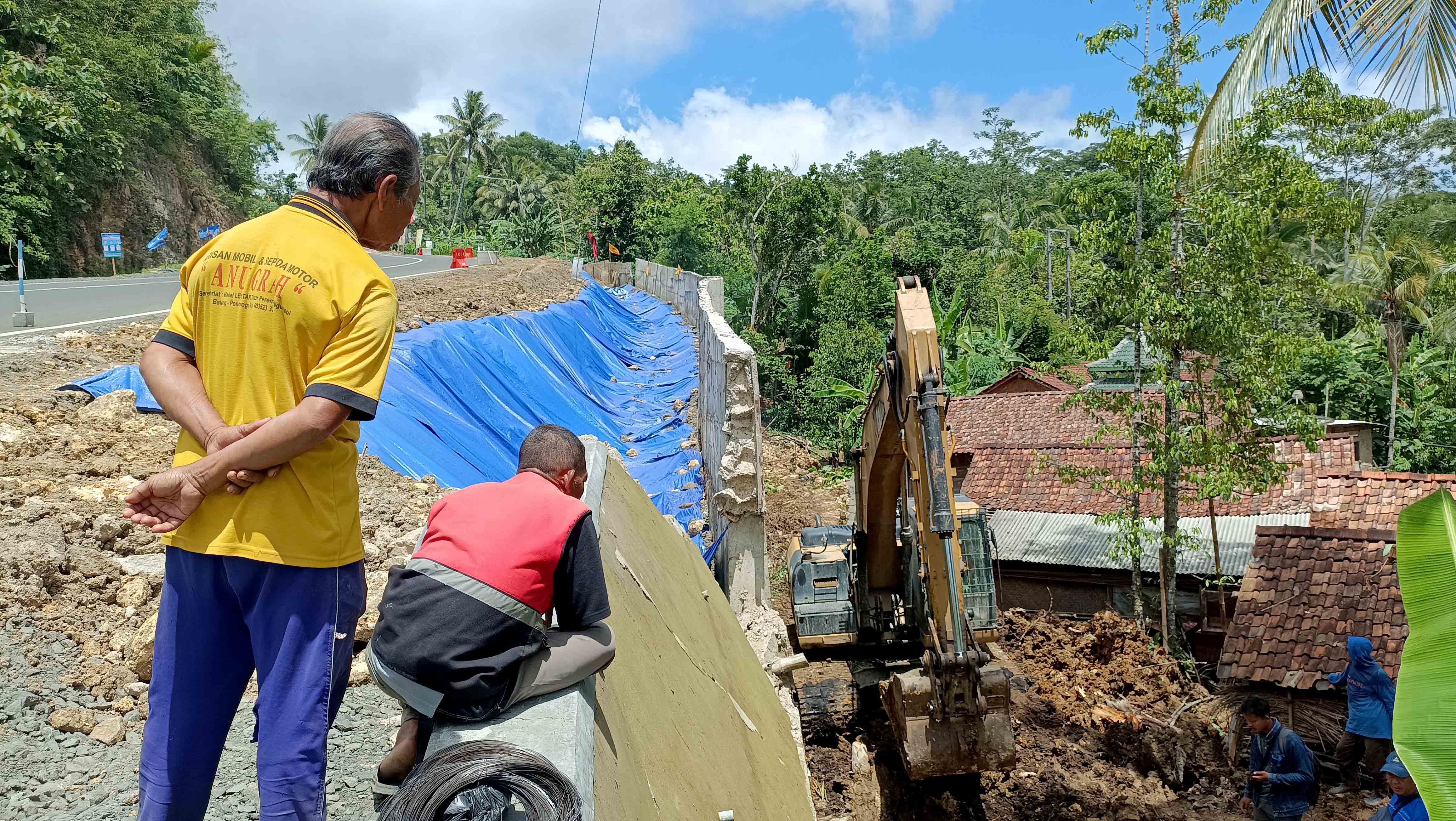 MAKIN PARAH: Kondisi trase Jalan Bangunsari-Ngadirejan, di Sedeng, Pacitan, mendapat sorotan DPRD. Baru dibangun dua bulan, sekali kena hujan langsung rusak. (NUR CAHYONO/RADAR PACITAN)