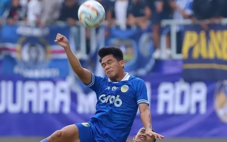 IMBANG: Pemain PSIM duel dengan pemain Semen Padang di Stadion Mandala Krida. (PSIM)