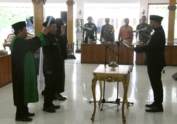 PELANTIKAN: Bupati Ngawi Ony Anwar Harsono mengambil sumpah puluhan pejabat eselon III dengan jabatan baru, Jumat (26/1).