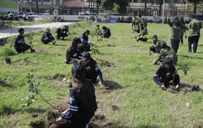 HIJAUKAN&nbsp;ALAM : Bupati Sugiri Sancoko bersama siswa menanam pohon di sekitar SMAN 3 Ponorogo, Jumt (26/1).