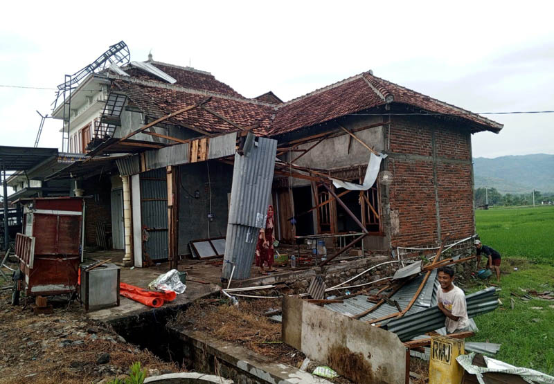 PORAK-PORANDA: Atap beberapa rumah terbang, hingga warung rata tanah diterjang puting beliung di Desa Prayungan, Kecamatan Sawoo kemarin (26/1).