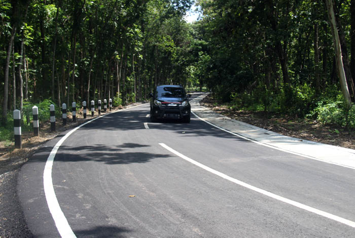 MULUS: Jalan Raya Bangunrejo Lor&ndash;Getas selesai diperbaiki Kementerian PUPR tahun lalu. Pemkab mengajukan perbaikan 13 ruas jalan ke pusat tahun ini.
