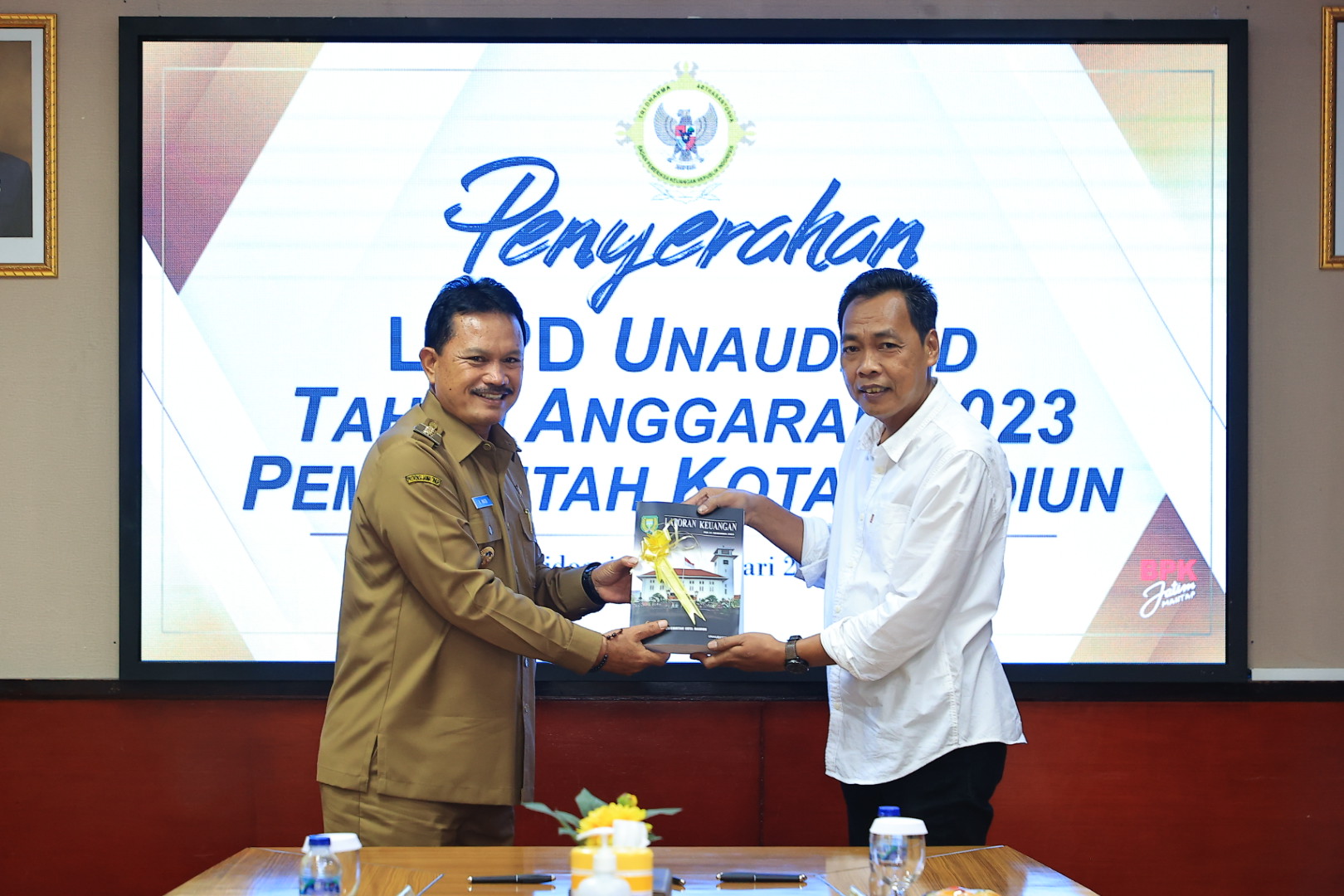 PERTAMA: Wali Kota Maidi menyerahkan LKPD Kota Madiun unaudited tahun anggaran 2023 kepada Kepala BPK Perwakilan Jatim Karyadi, Senin (29/1). (WS HENDRO DISKOMINFO UNTUK RADAR MADIUN)