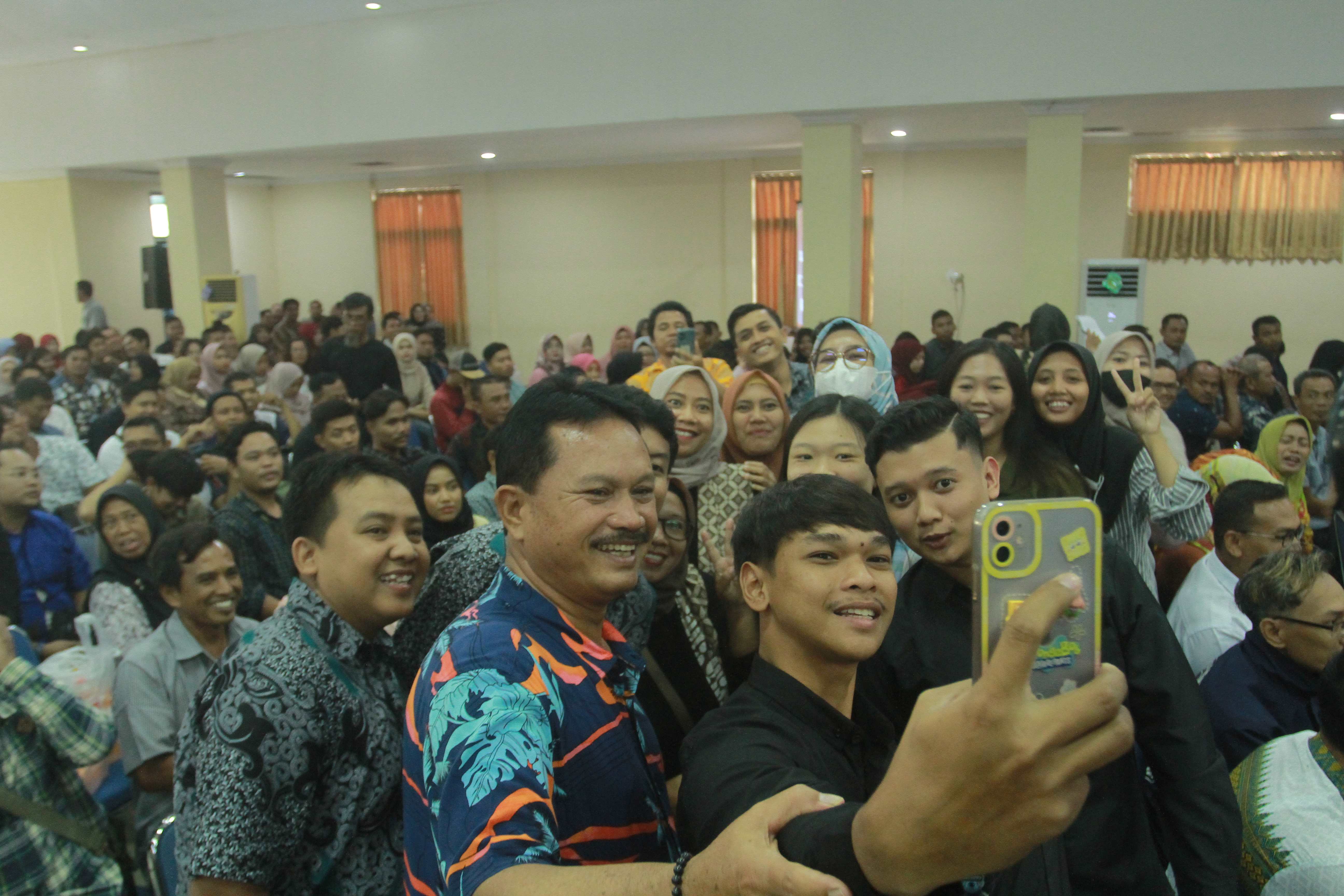 FOTO DULU: Wali Kota Madiun Maidi diajak berfoto dengan anggota KPPS Kota Madiun, usai bimtek Minggu (28/1). (BAGAS BIMANTARA/RADAR MADIUN)