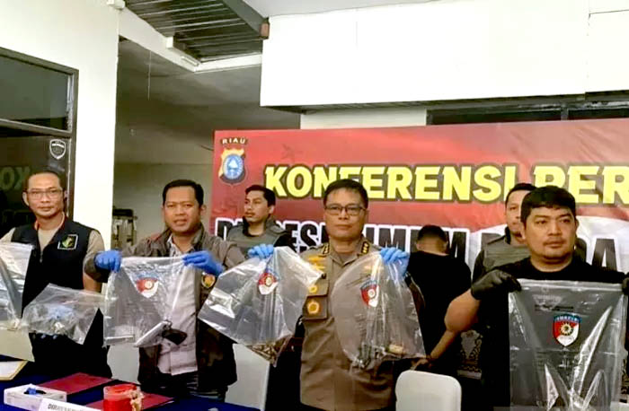 Polda Riau dan Polda Sumatera Barat saat pengungkapan kasus perampok bersenjata api yang tewas di Kabupaten Kampar.