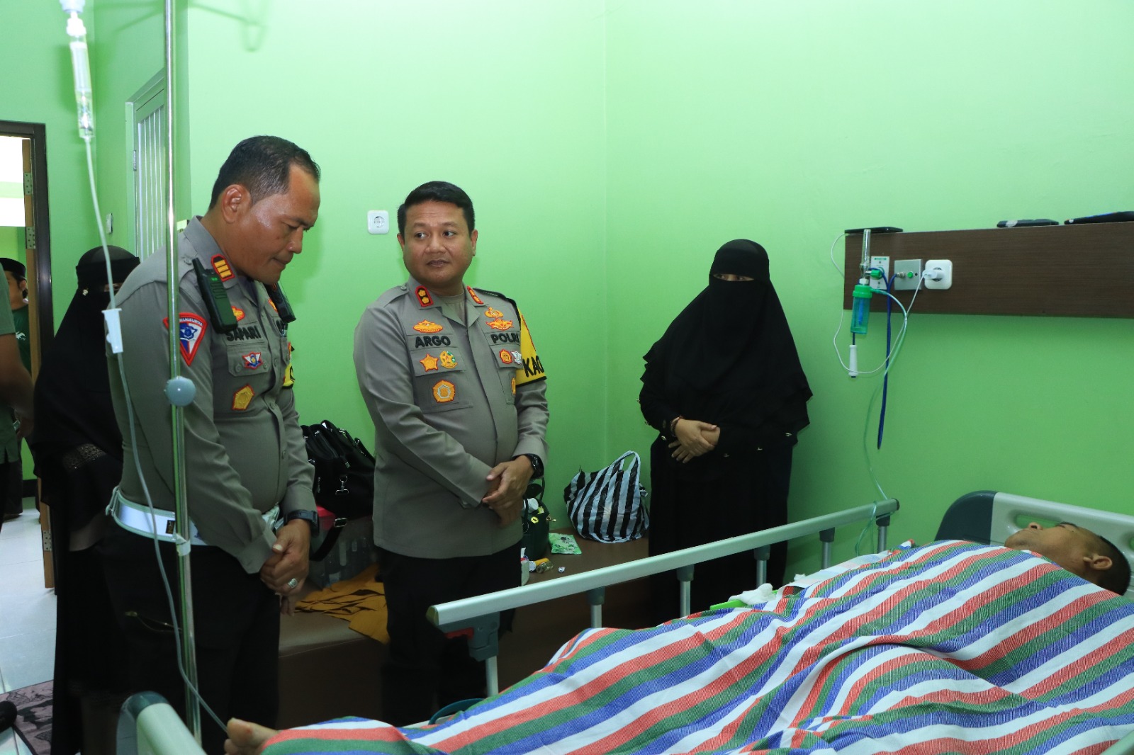BESUK: Kapolres Ngawi AKBP Argowiyono saat membesuk Ketua LD PBNU KH Abdullah Syamsul Arifin, Senin (29/1). (HUMAS POLRES NGAWI)