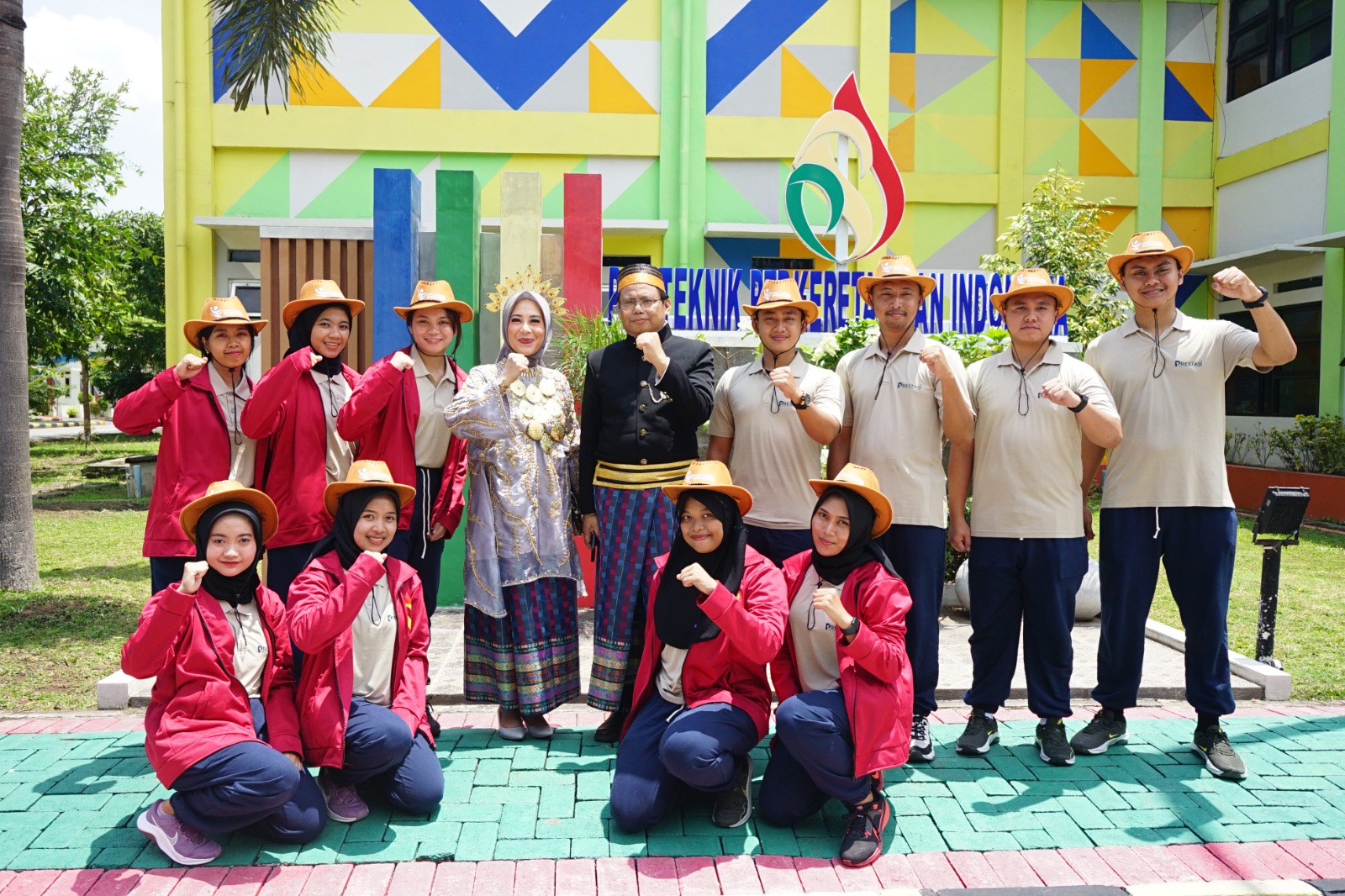 SEMANGAT: Tim yel-yel PPI Madiun berfoto bersama dengan Direktur PPI Madiun Muttaqin dan Ketua DWP PPI Madiun Susanty Pertiwi.&nbsp;(PPI MADIUN)