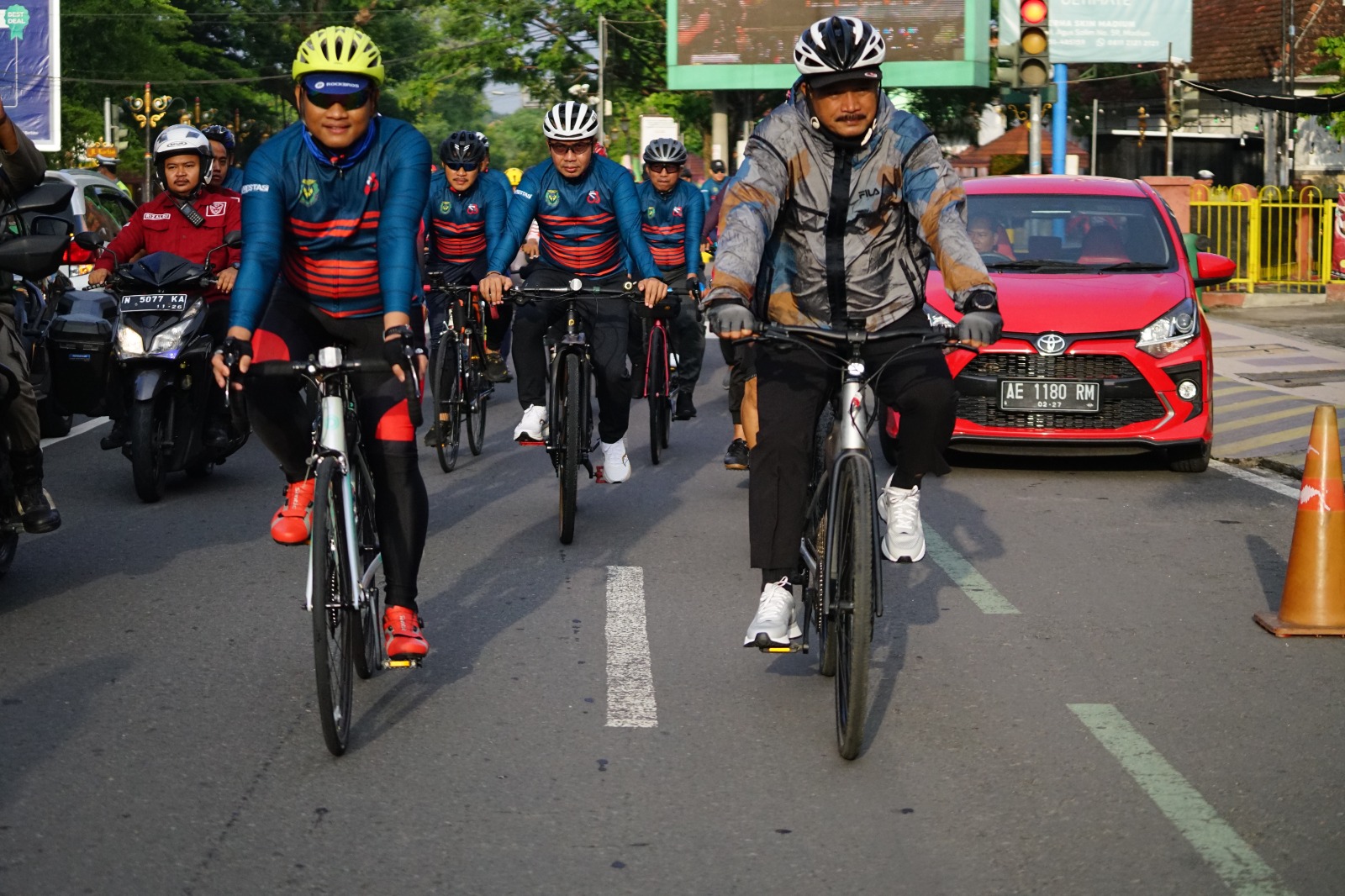 SEHAT BERSAMA: Plt Kepala BPSDMP Capt Wisnu Handoko beserta Kepala UPT dibawah BPSDMP gowes bareng wali kota Maidi dan Sekretaris Ditjenhubdar Kemenhub Amirulloh.&nbsp;(PPI MADIUN)