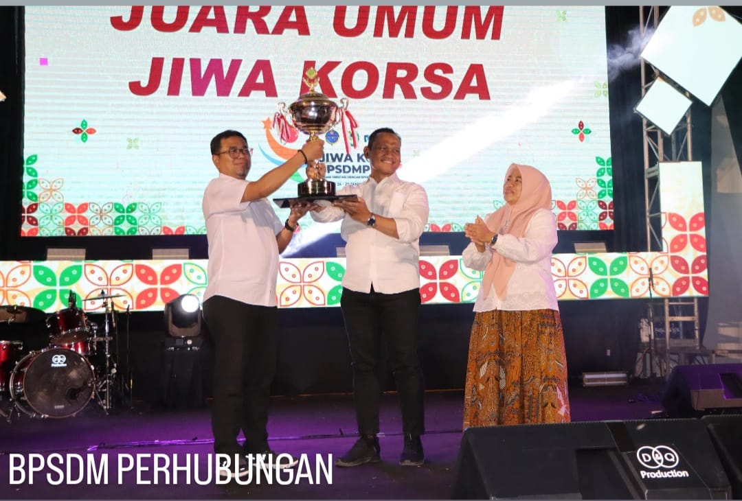SANG JUARA: Capt Wisnu Handoko menyerahkan piala kepada Politeknik Penerbangan Indonesia Curug (PPIC) sebagai juara umum dalam kegiatan Jiwa Korsa BPSDMP 2024 di PPI Madiun.&nbsp;(PPI MADIUN)