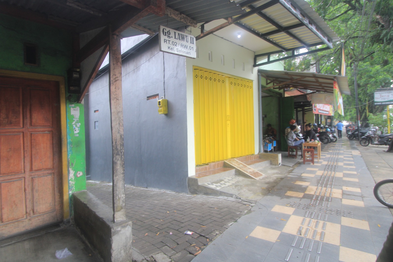 TKP: Densus 88 sempat melakukan penggeledahan di rumah S yang berada di Gang Lawu II, Jalan Diponegoro, Kelurahan Selosari, Magetan, Senin (29/1).