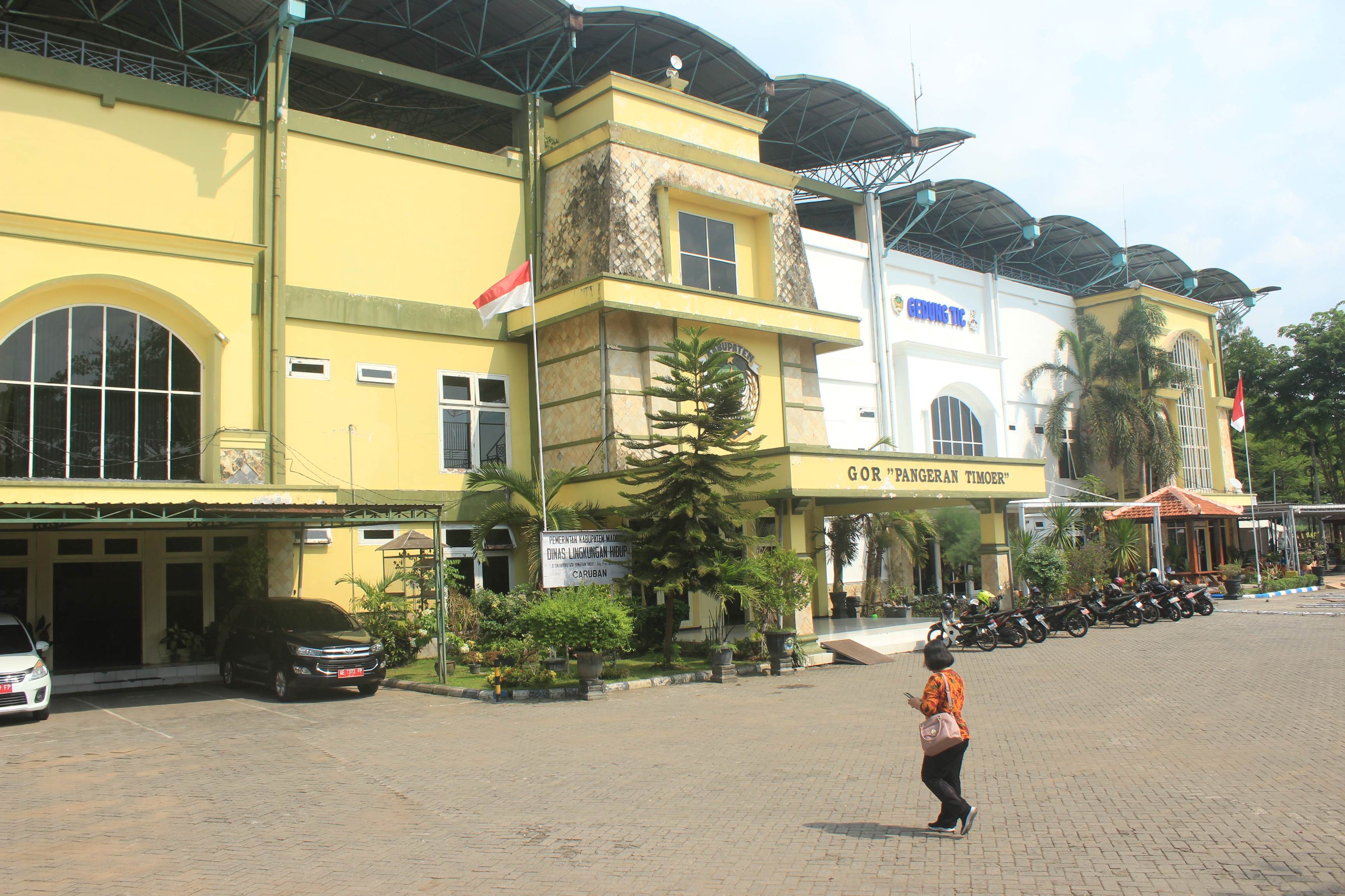 AKAN DIRELOKASI: Dua kantor OPD yang terletak di GOR Pangeran Timoer direncanakan akan dipindah ke puspem di Caruban tahun ini.&nbsp;(R. BAGUS RAHADI/RADAR MADIUN)