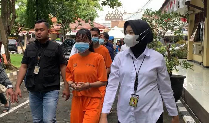 NM, tersangka order fiktif di Desa Cepiring, Kendal, Jawa Tengah saat digelandang petugas kepolisian.
