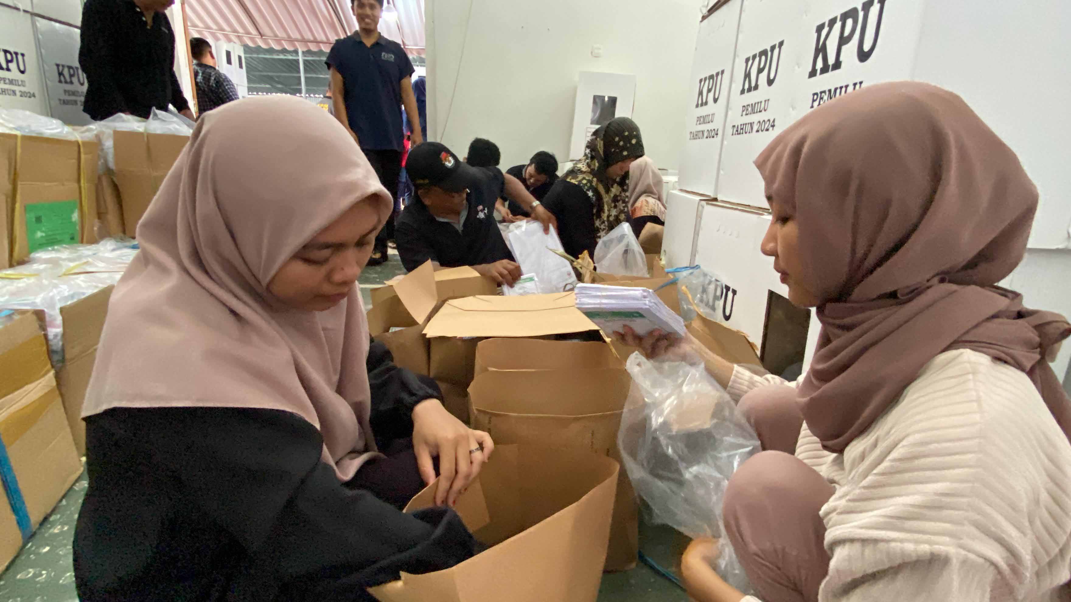MULAI PACKING: PPK dan PPS Dapil 6 mulai lakukan setting packing logistik pemilu di Gedung Korpri Sabtu (27/1) lalu. (DIAN RAHAYU/RADAR MADIUN)