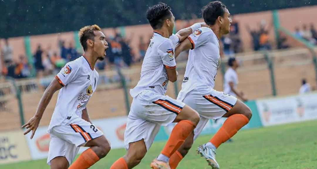 Selebrasi pemain Persibo Bojonegoro usai mencetak gol ke gawang PSM Madiun. (IG Persibo Bojonegoro)