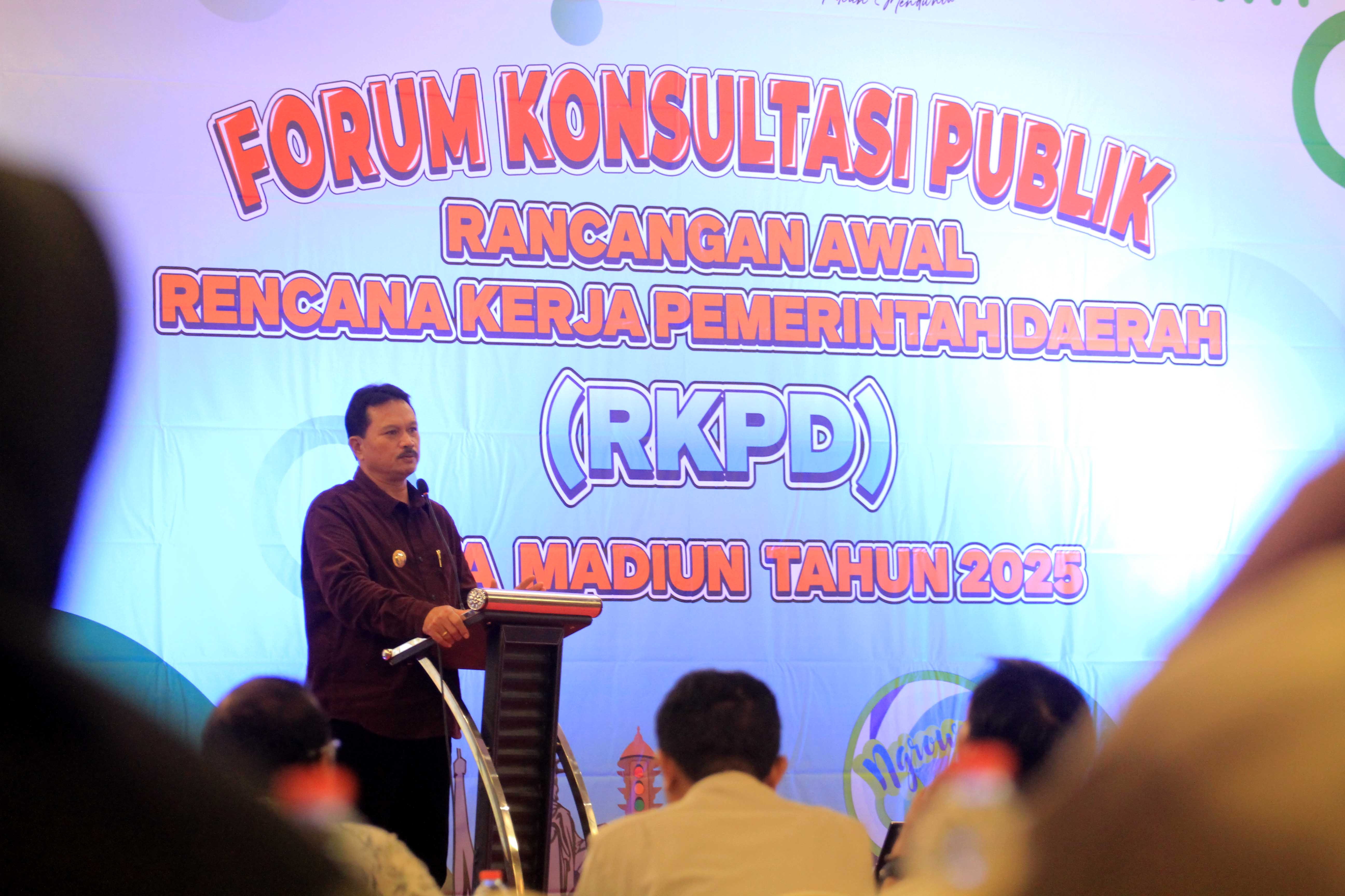 ARAH PEMBANGUNAN: Wali Kota Madiun Maidi menyampaikan sambutan dalam Forum Konsultasi Publik Rancangan Awal RKPD Kota Madiun 2025 di Hotel Aston Madiun, Selasa (30/1). (BAGAS BIMANTARA/RADAR MADIUN)