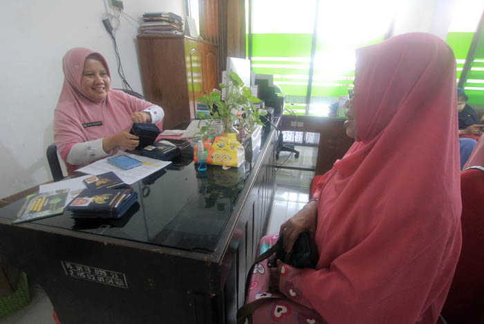 TAMU ALLAH: Para calon jemaah haji mendatangi kantor Kemenag Magetan untuk memproses pelunasan bipih Senin (29/1).
