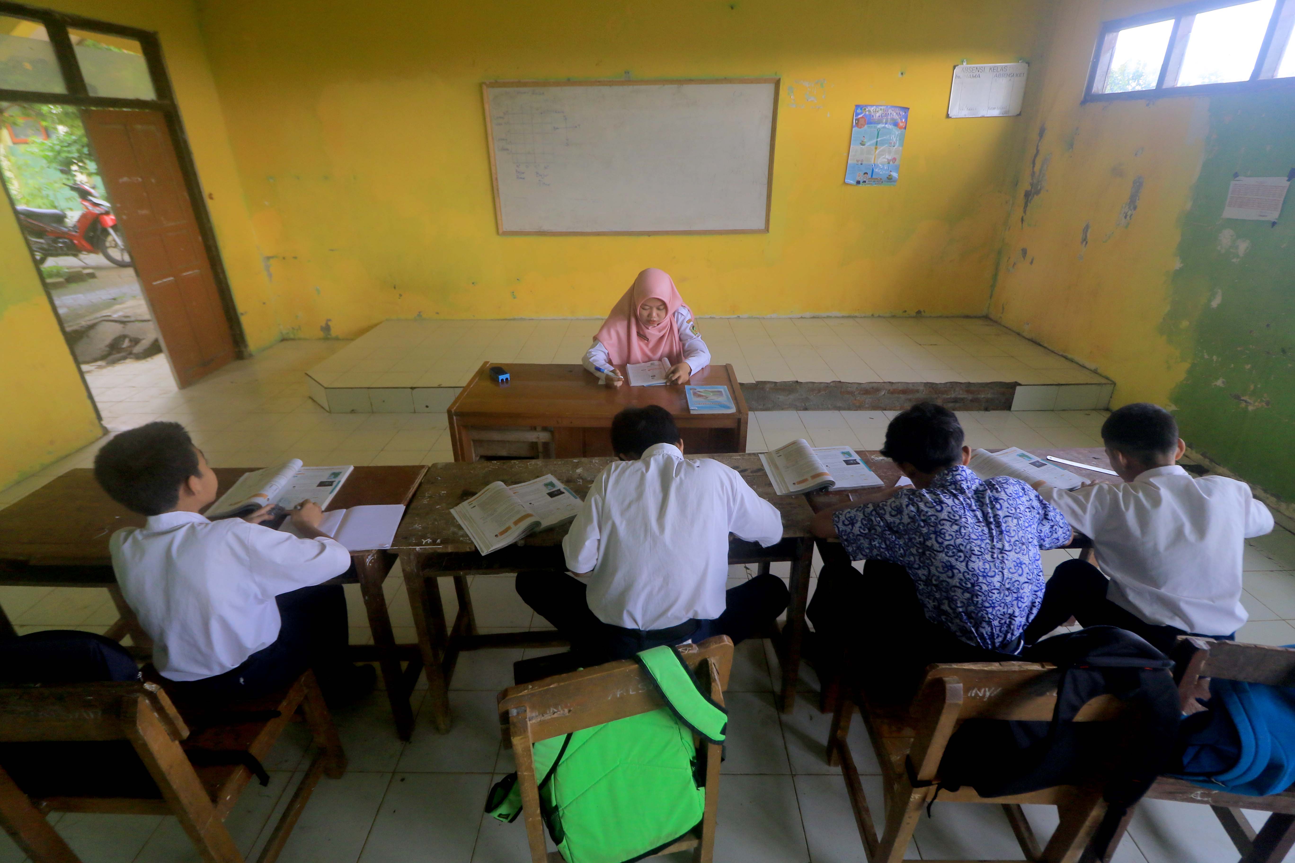 Kegiatan belajar mengajar di SMPN Satu Atap Gemarang, Kabupaten Madiun.