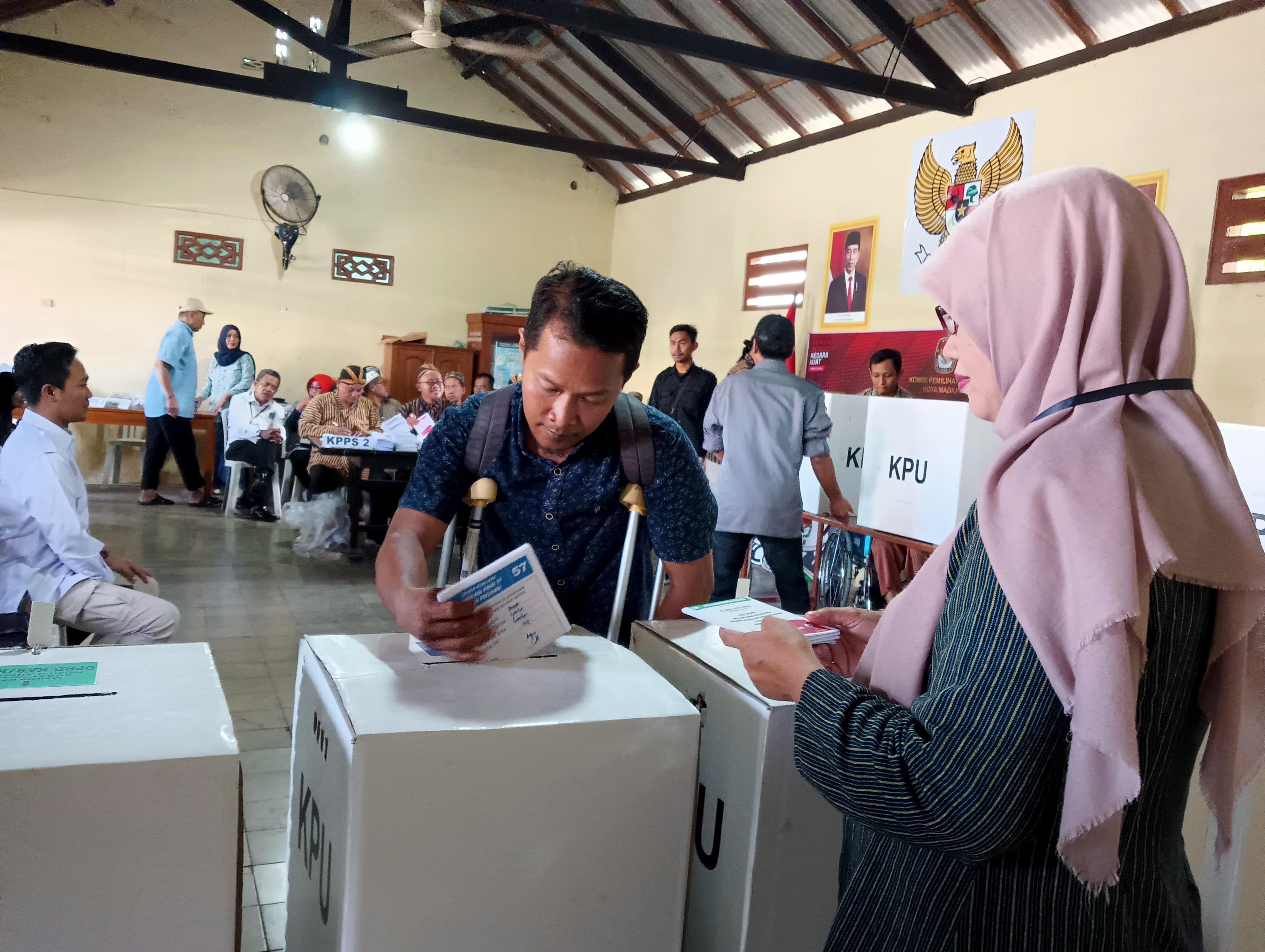 UJI COBA: Para pemilih disabilitas diikutkan dalam proses simulasi pemungutan suara yang digelar KPU Kota Madiun di Kelurahan Rejomulyo, Rabu (31/1).&nbsp;(ERLITA HERMININGSIH/RADAR MADIUN)