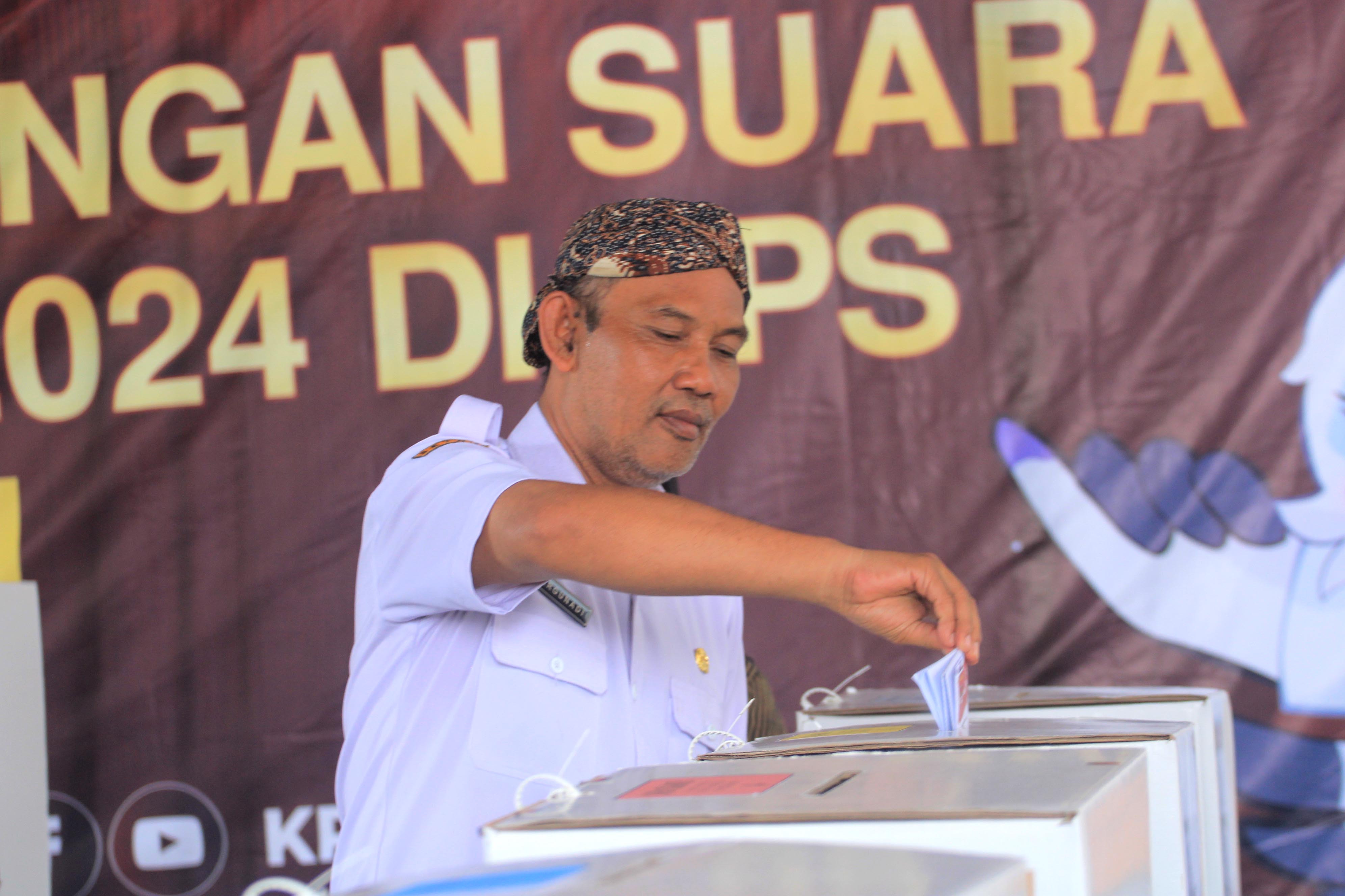 UJI COBA&nbsp;: Pj Bupati Hergunadi saat mengikuti proses simulasi pemungutan suara yang digelar oleh KPU Magetan, Rabu (31/1).&nbsp;